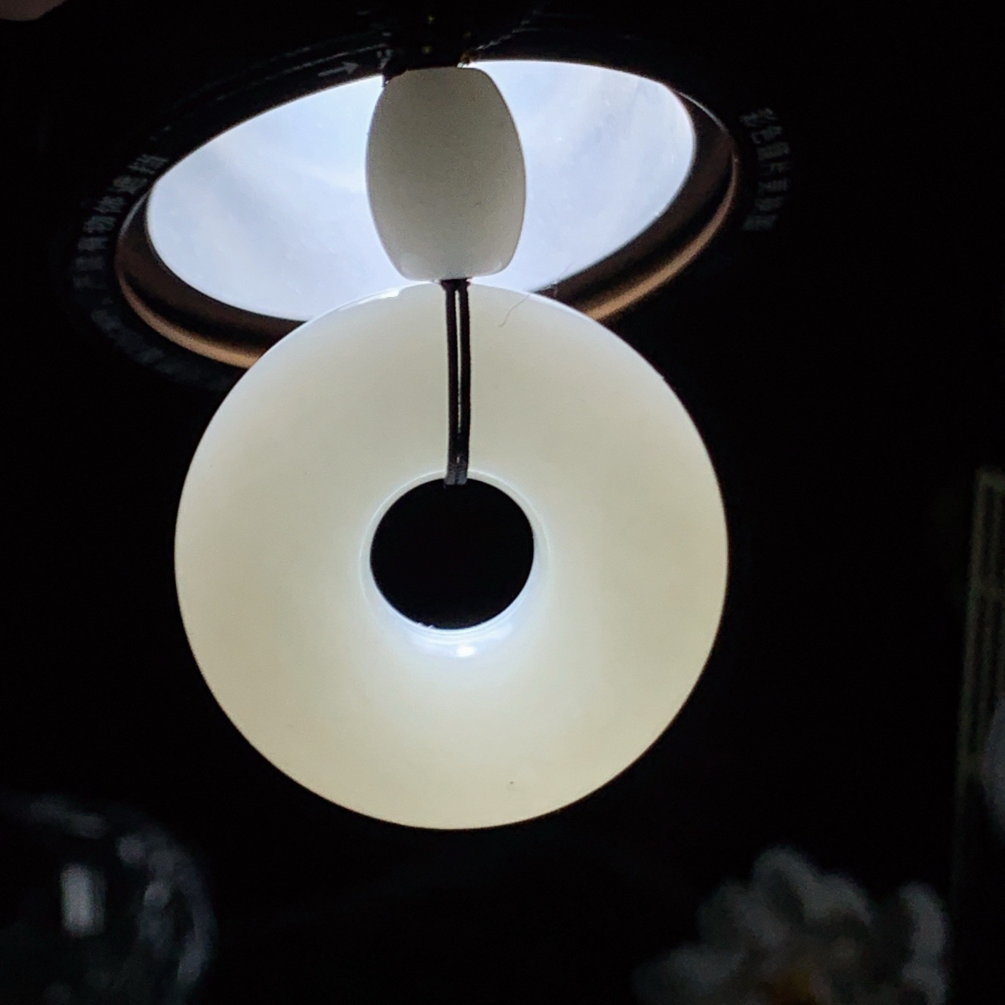 新疆和田玉羊脂白平安环怀古挂件。尺寸35/12重32.8克 玉质细腻油润。手推出油。佩戴高端典雅。lt260428