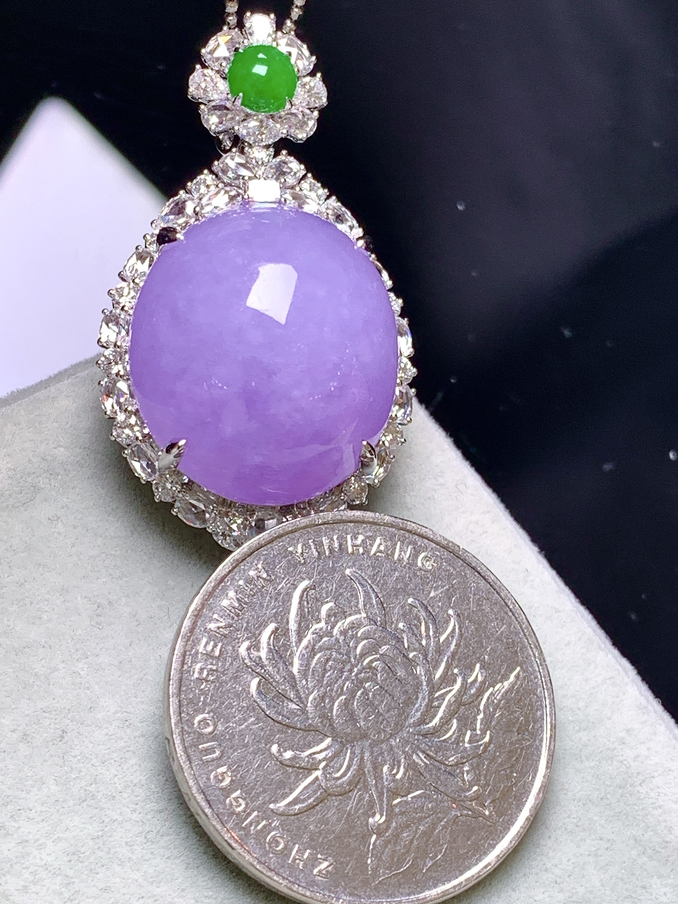 18k金钻镶嵌紫罗兰蛋面吊坠 玉质细腻 色泽艳丽清新 水润亮眼 整体尺寸37.2*21*17c4