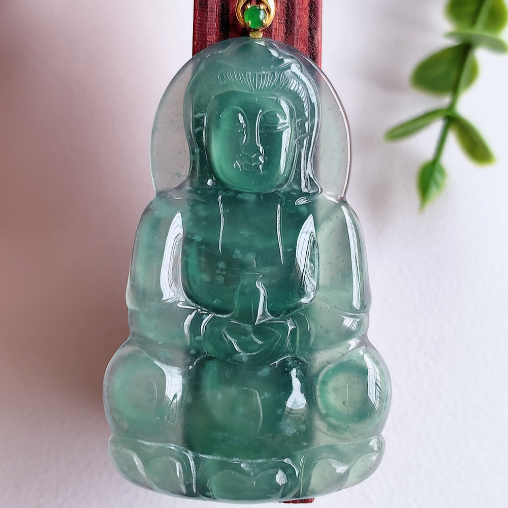 18k金扣蓝冰精雕观音吊坠，法相端庄大气，工艺精湛，种色浓郁，细腻饱满冰润，种老水足，收藏佳品，佩戴