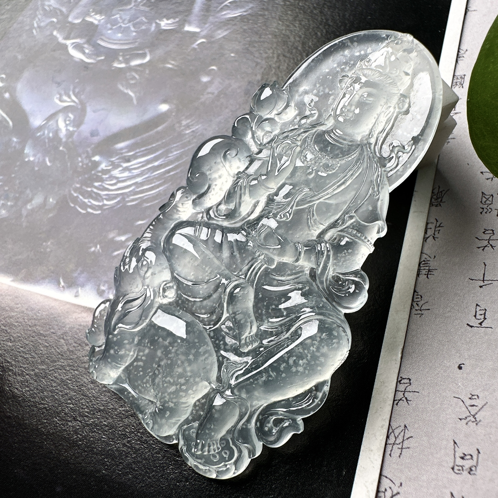 【玻璃种雪花棉普贤菩萨】木那老坑料，种老质地细腻，冰润纯净，光感好。雕工精美，是生肖龙、蛇的守护神