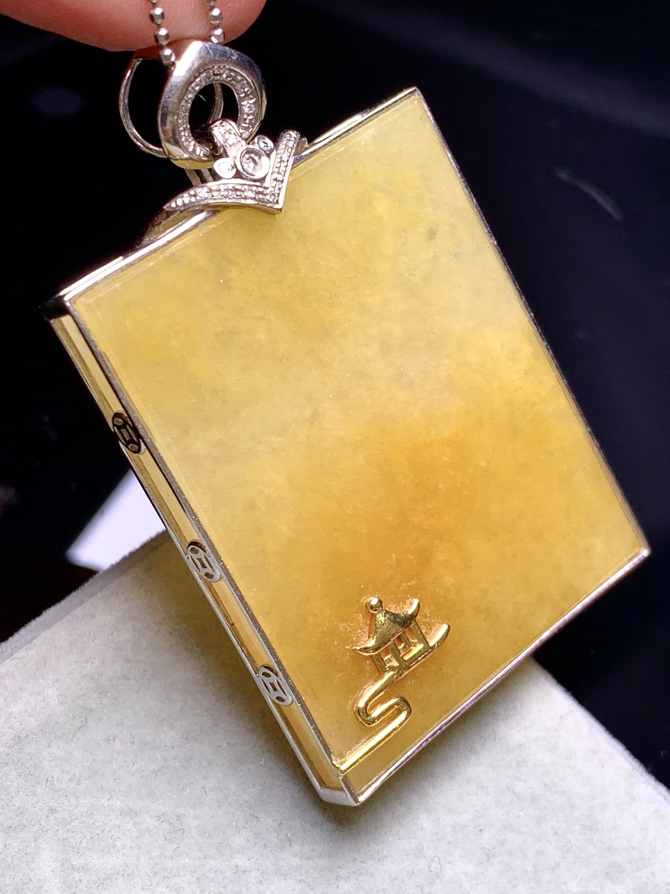 18k金钻镶嵌黄翡无事牌吊坠 玉质细腻 色泽艳丽清新 水润亮眼 整体尺寸48*30*6b1