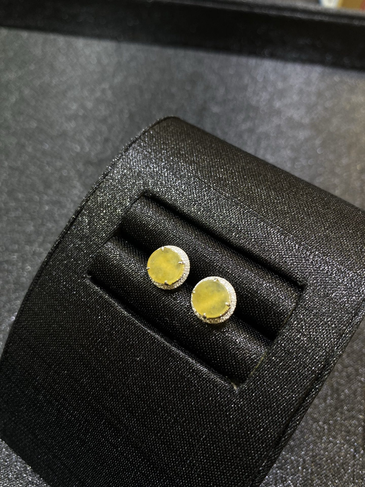 18Ｋ黄翡无事牌耳钉
整体8.6/4
裸石6.5/2.2..