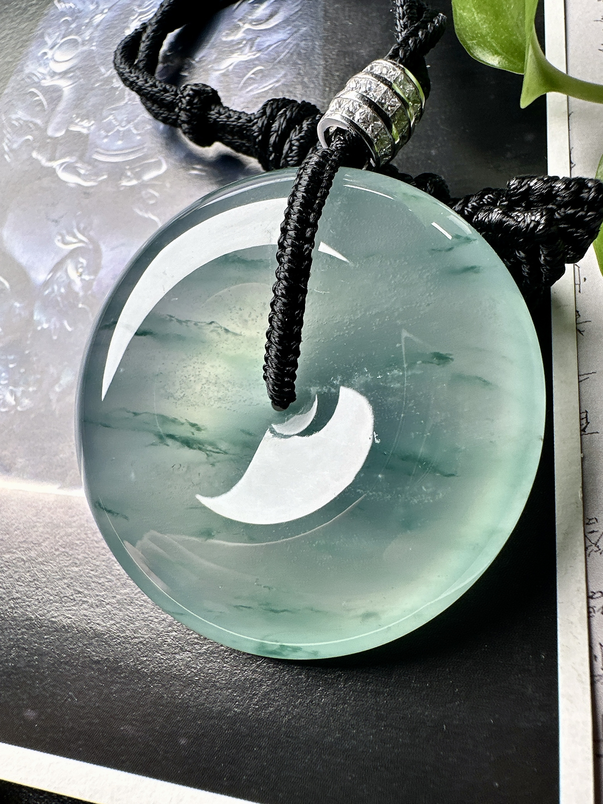 【冰种飘花巨无霸平安扣】质地非常细腻，冰润十足，种老冰透，花色灵动，收藏品质。