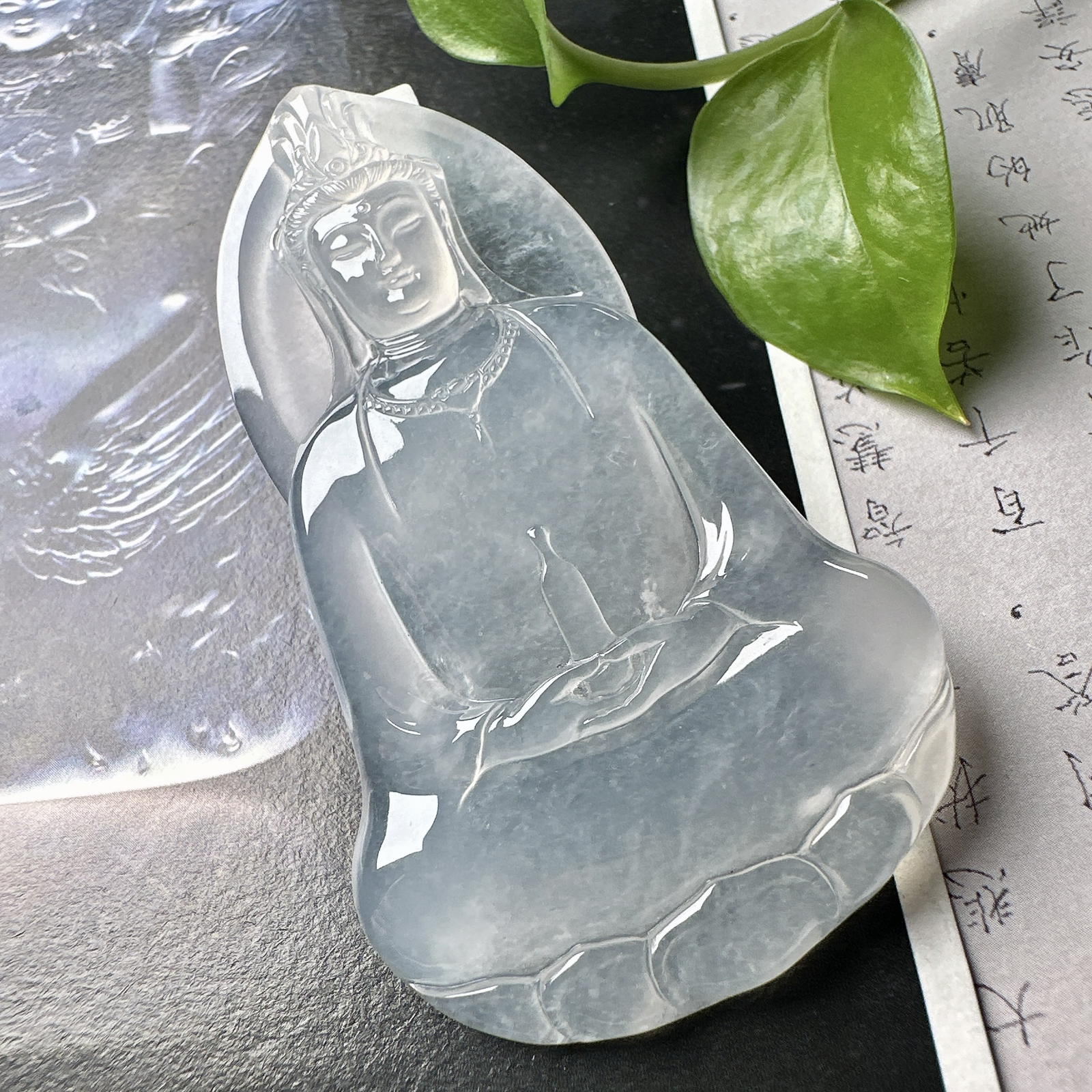 【冰种素衣观音】质地细腻，通透度上佳，冰感十足，适合佩戴