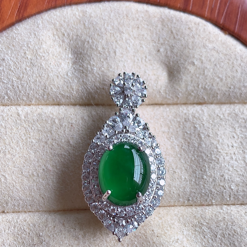 冰润飘绿蛋面翡翠吊坠，925银饰镶嵌  质地细腻，清秀高雅，饱满圆润  款式大方经典，颜色鲜艳，沁人心脾，高质量精品   W815.27  整体尺寸：27.5-13.5-11.8mm   裸石尺寸：10-8mm