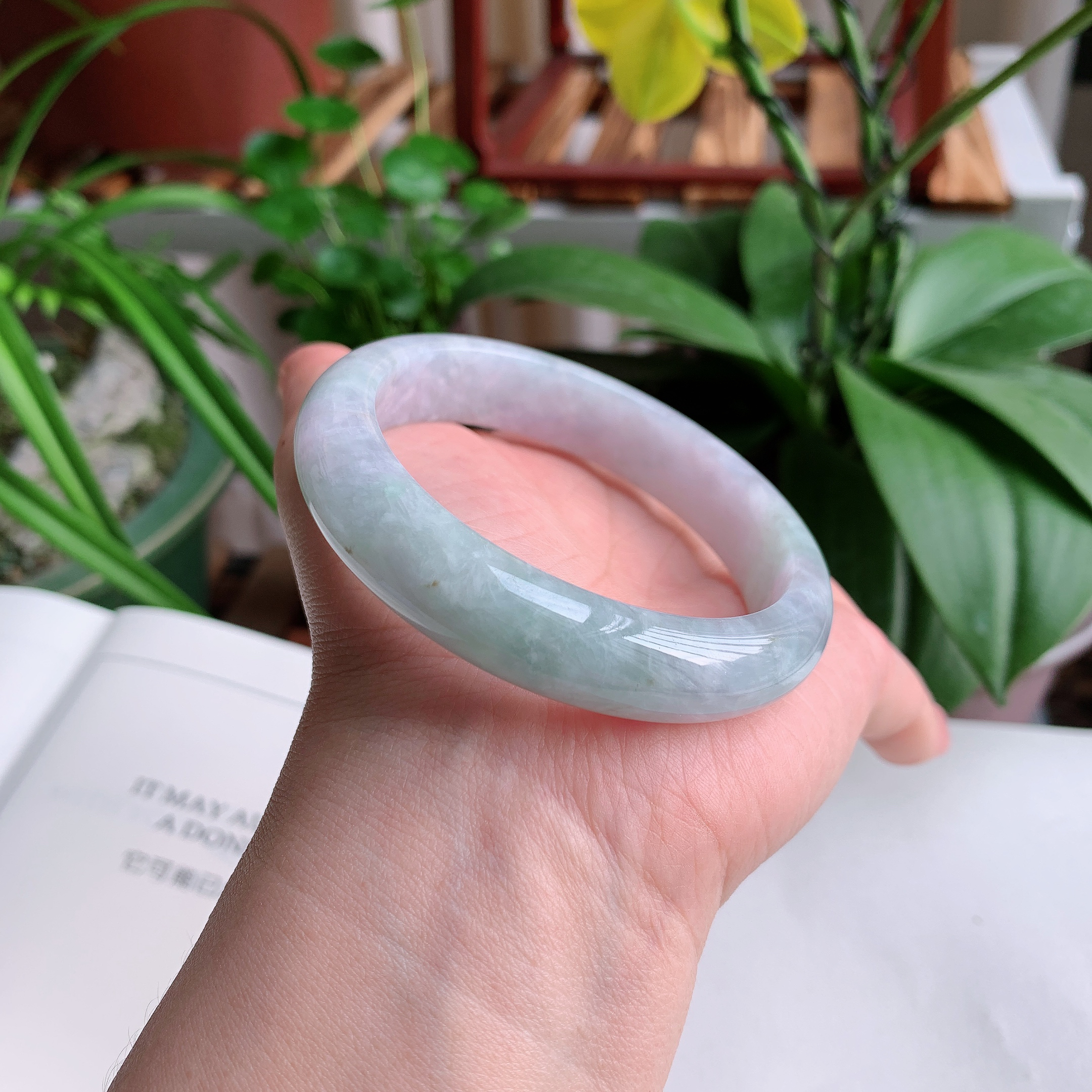 正圈58圈口，天然A货翡翠冰糯种水润飘绿玉手镯，水润秀丽，飘花灵动，种水十足，视觉甜美可人，恰到好