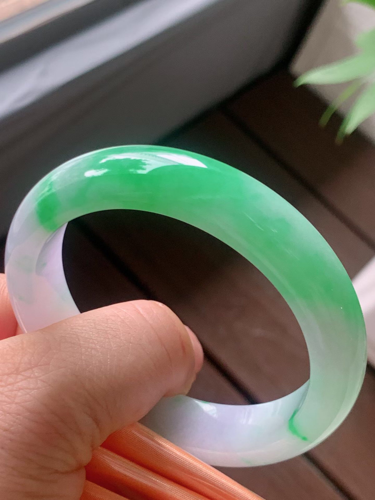 【翡翠名称】冰紫罗兰飘阳绿54.5正圈口手镯
【翡翠尺寸】54.5/12.8/8.3mm适合53.5-56正圈口佩戴
【翡翠描述】宝贝种老水足，玉质细腻，色泽靓丽，性价比高，佩戴效果好！
【其它赠送】权威证书/精美挂绳盒子/支持全国复检