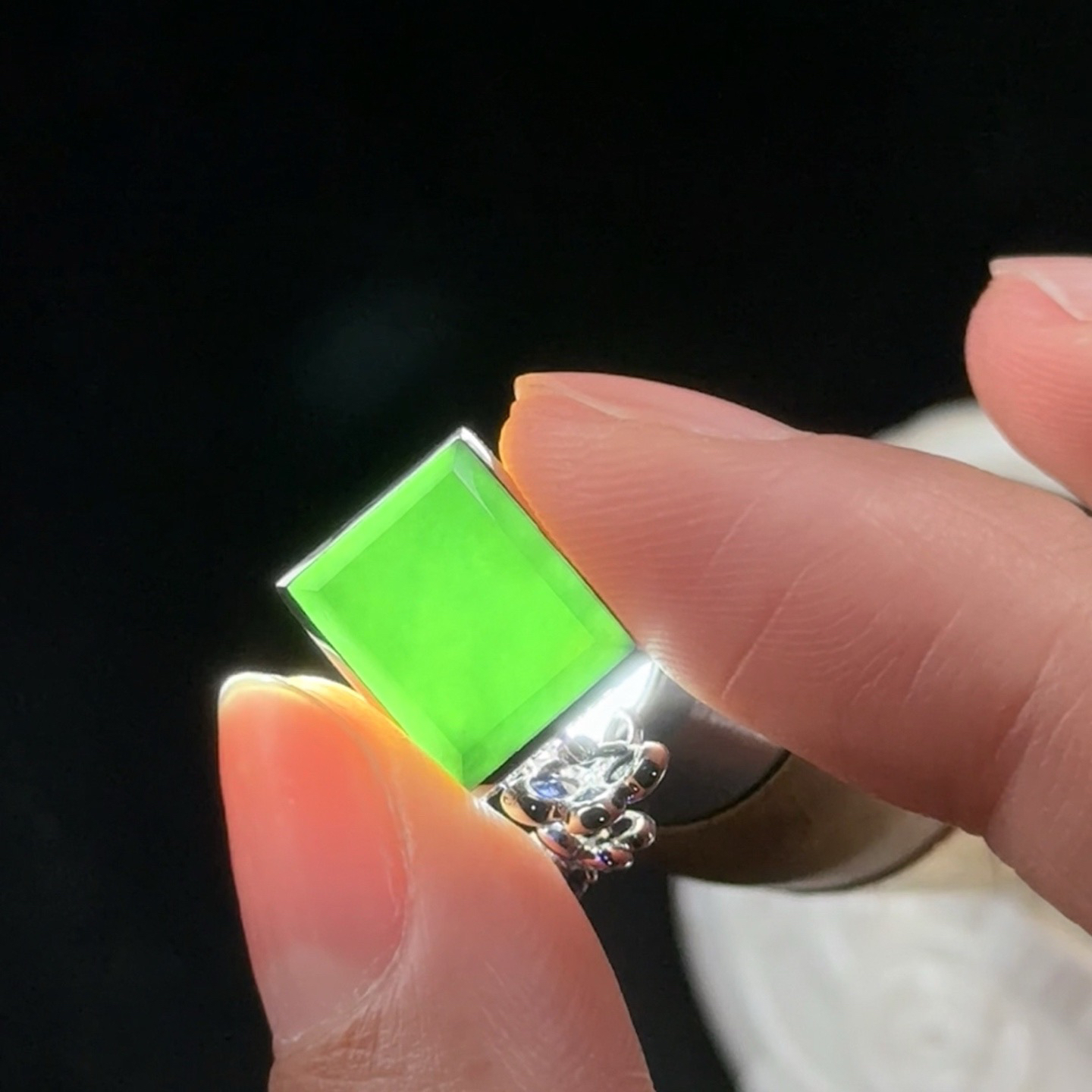 精品18k墨翠耳坠 种好色正 黑度极好 打灯通透 油性十足 尺寸12.3