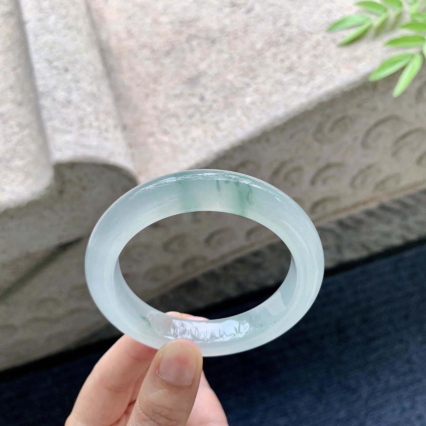 正圈54 55 圈口54.7/12/9.6 编码C5042942 描述冰飘绿花，水润，种老，细腻，打灯有棉絮线，无碍
