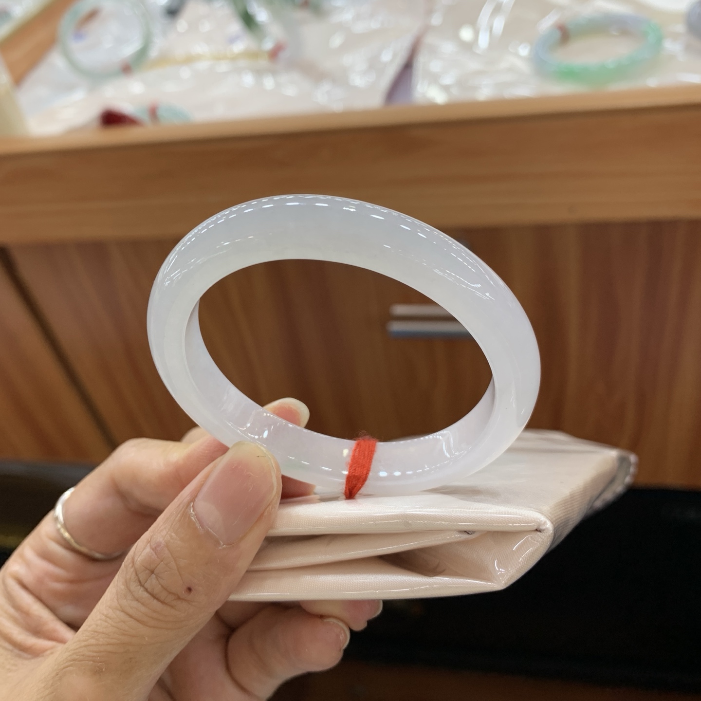 042705CZ，飘绿贵妃翡翠手镯，52-45-9.6-7.4