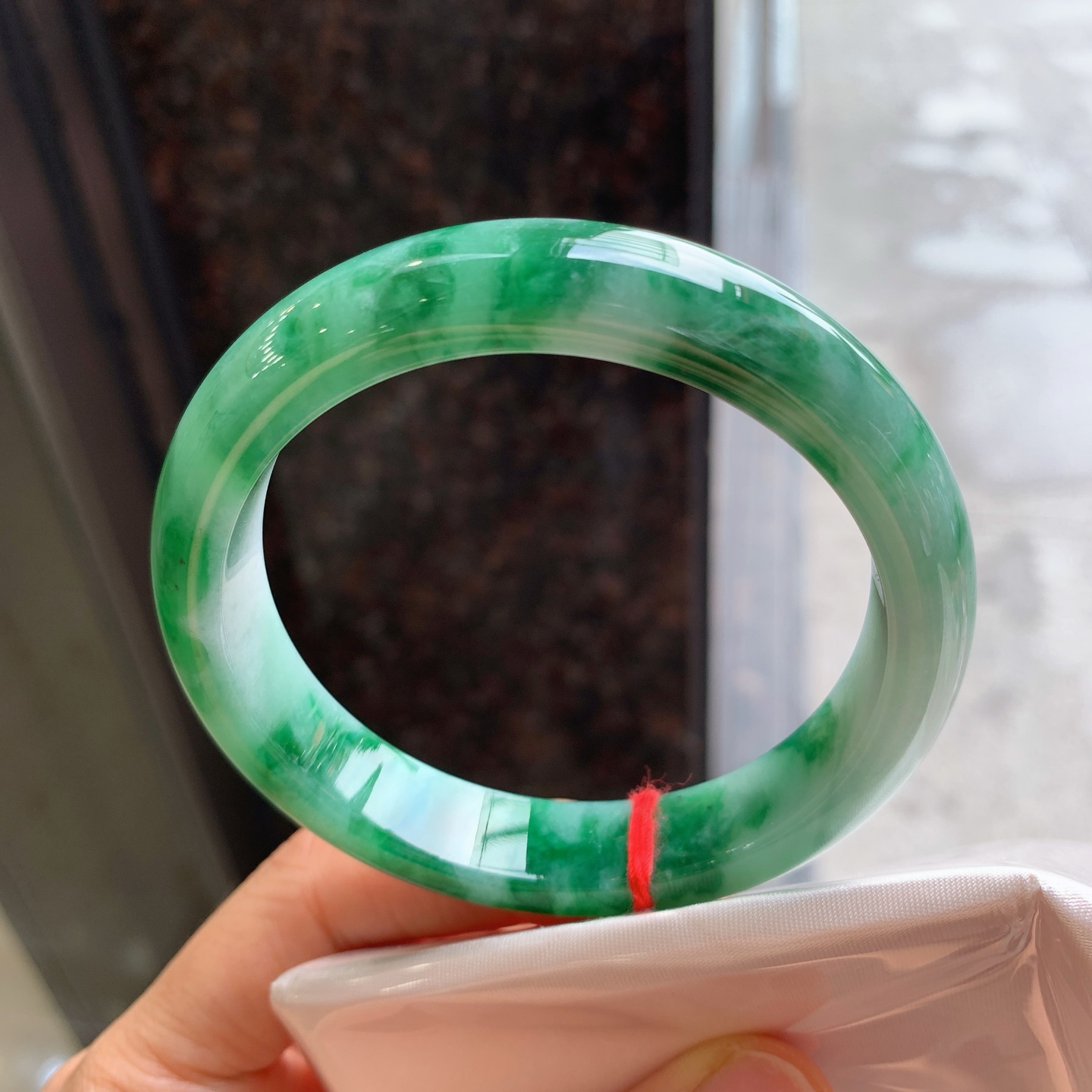 正圈飘绿，有纹、有裂，尺寸：59/12.7/8.1，大圈口