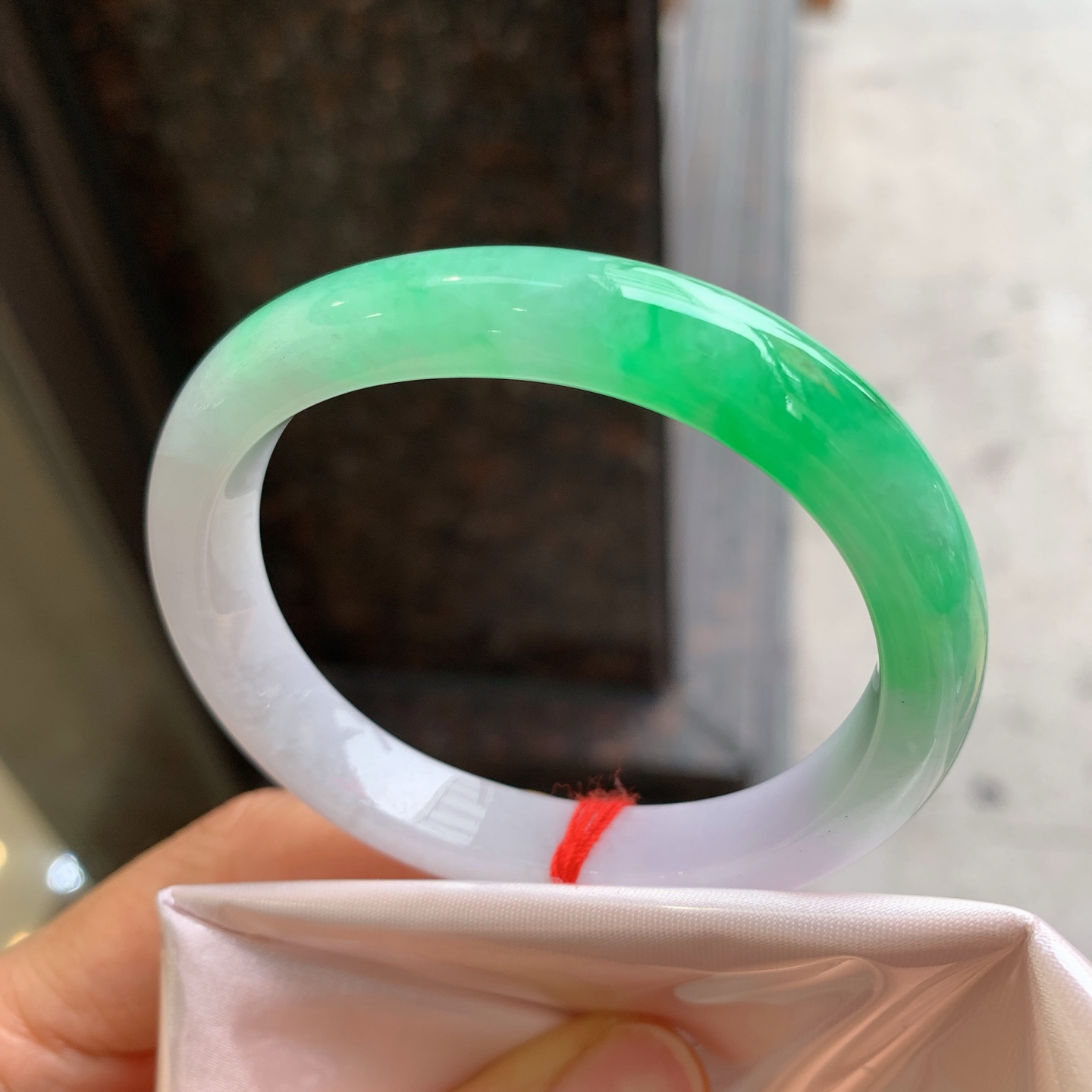 贵妃飘绿，有纹，尺寸52.5/46/9/7.6，色阳绿