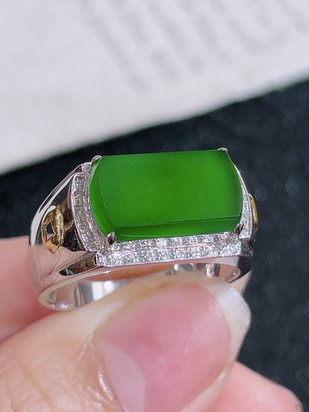 ️冰绿马鞍戒指，无裂，18k金镶嵌，种水，重金镶嵌，厚装饱满，高端大气，时尚百搭，性比高，指圈18.5，裸石13.2/7.3/6.0，含金厚