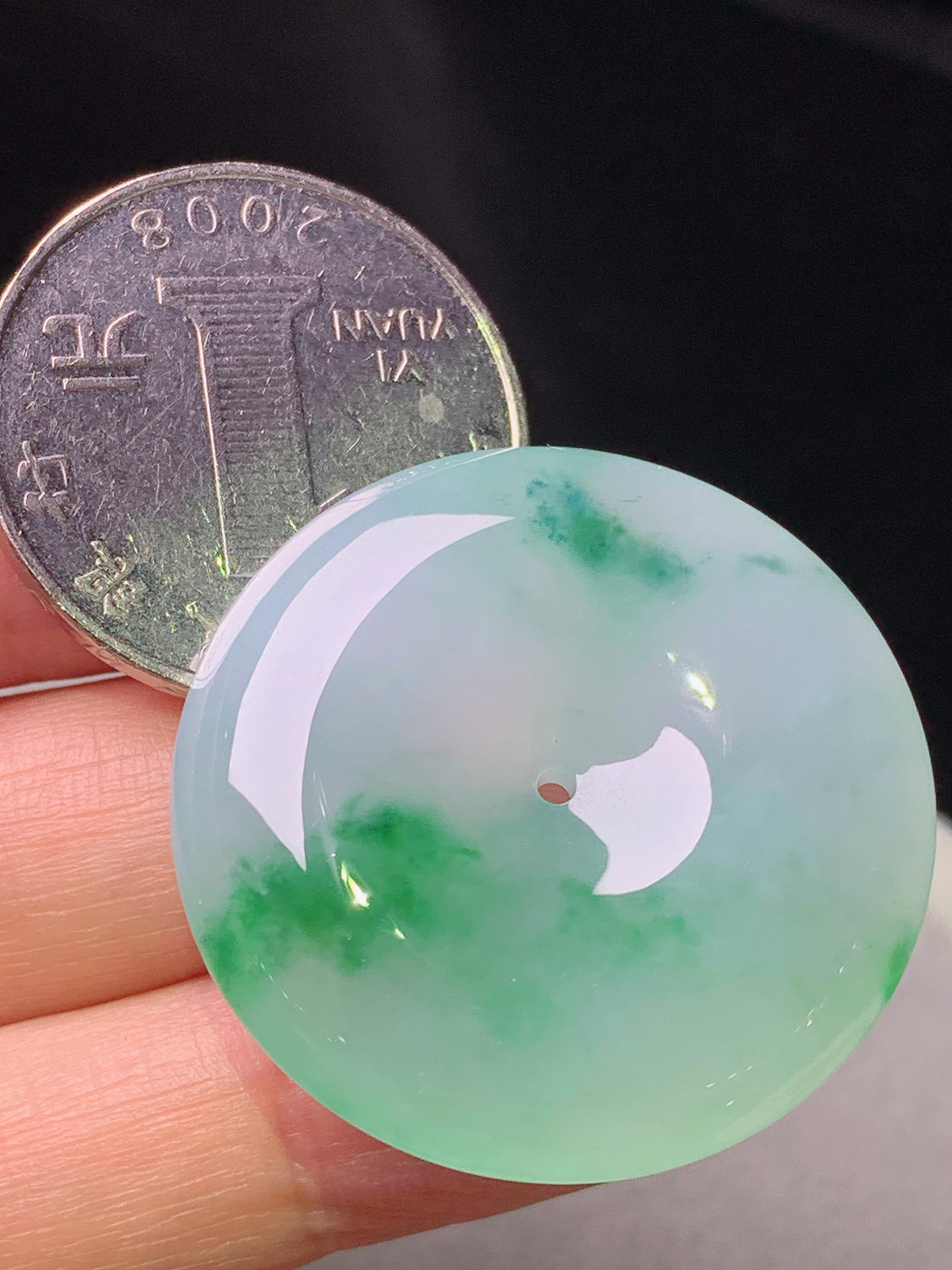 飘绿平安扣吊坠 玉质细腻 色泽艳丽清新 水润亮眼 整体尺寸31.5*8x1