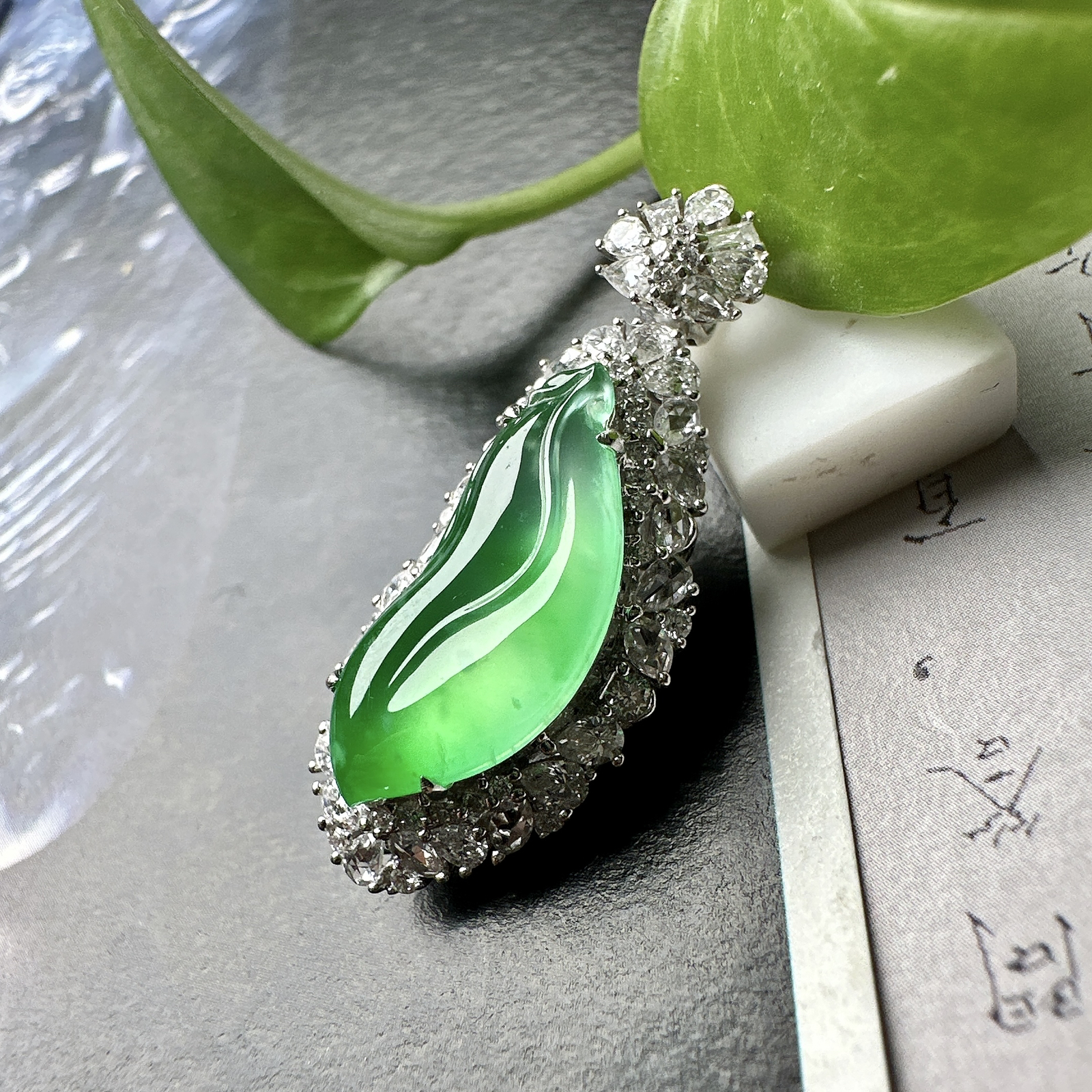 【冰种满绿随形吊坠】木那绿随形叶，种水上乘，晶莹剔透，纯净通透，18k金钻精美镶嵌，裸石尺寸18.3*9.8*3.5毫米