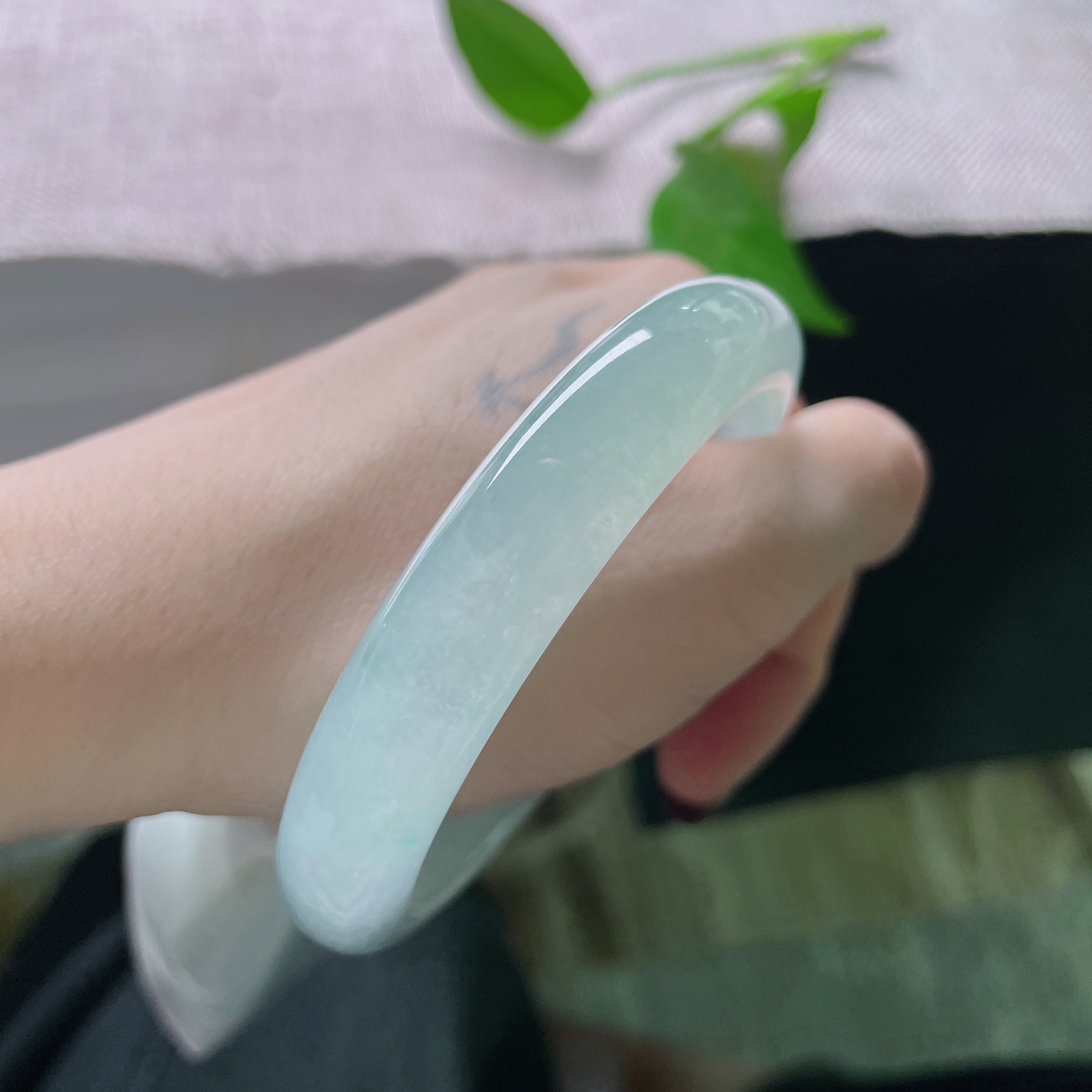 59.8/12.1/8.4冰晴底正圈，不追求浓艳，胜在干净、透亮、气质，像雨后的晴空或初融的冰湖。ss49732a..