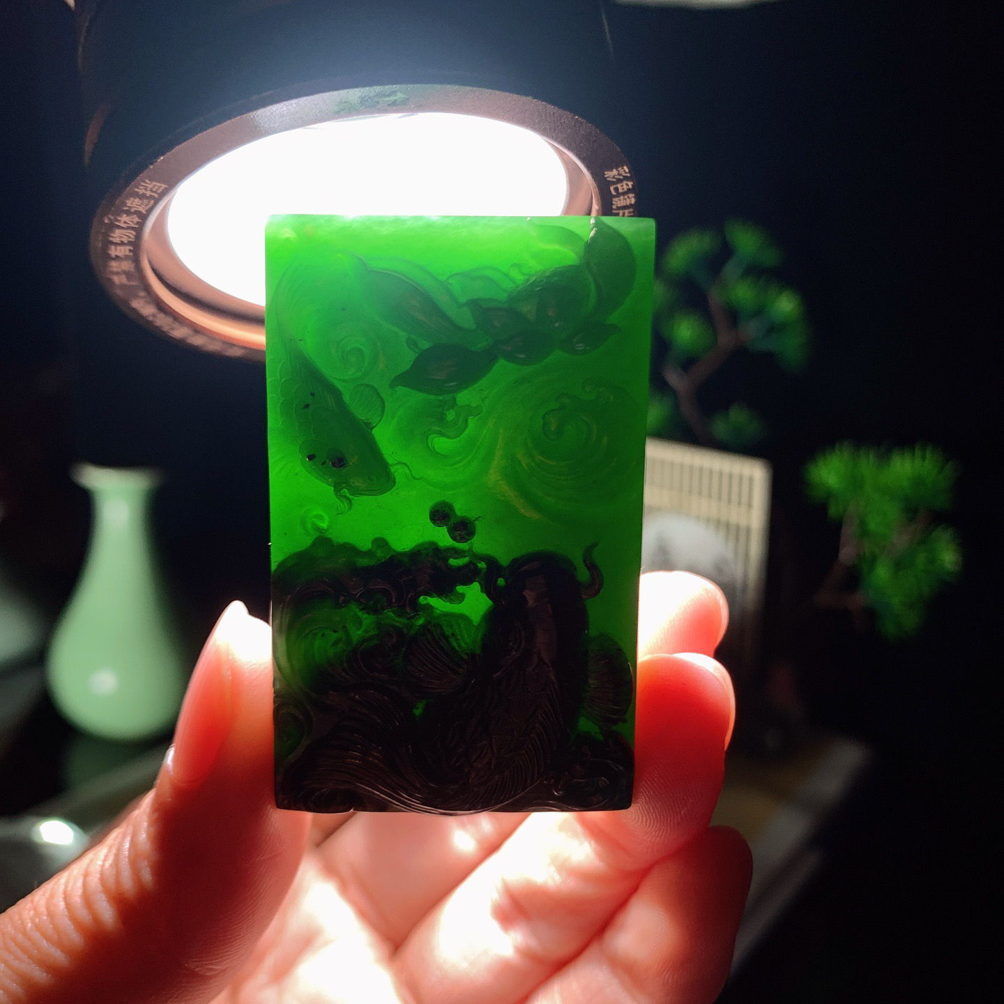 和田玉红皮料阳绿俄罗斯碧玉连年有余鱼牌子挂件。尺寸52/32/11重45克 玉质细腻油润。手推出油。佩戴高端典雅。lt260428