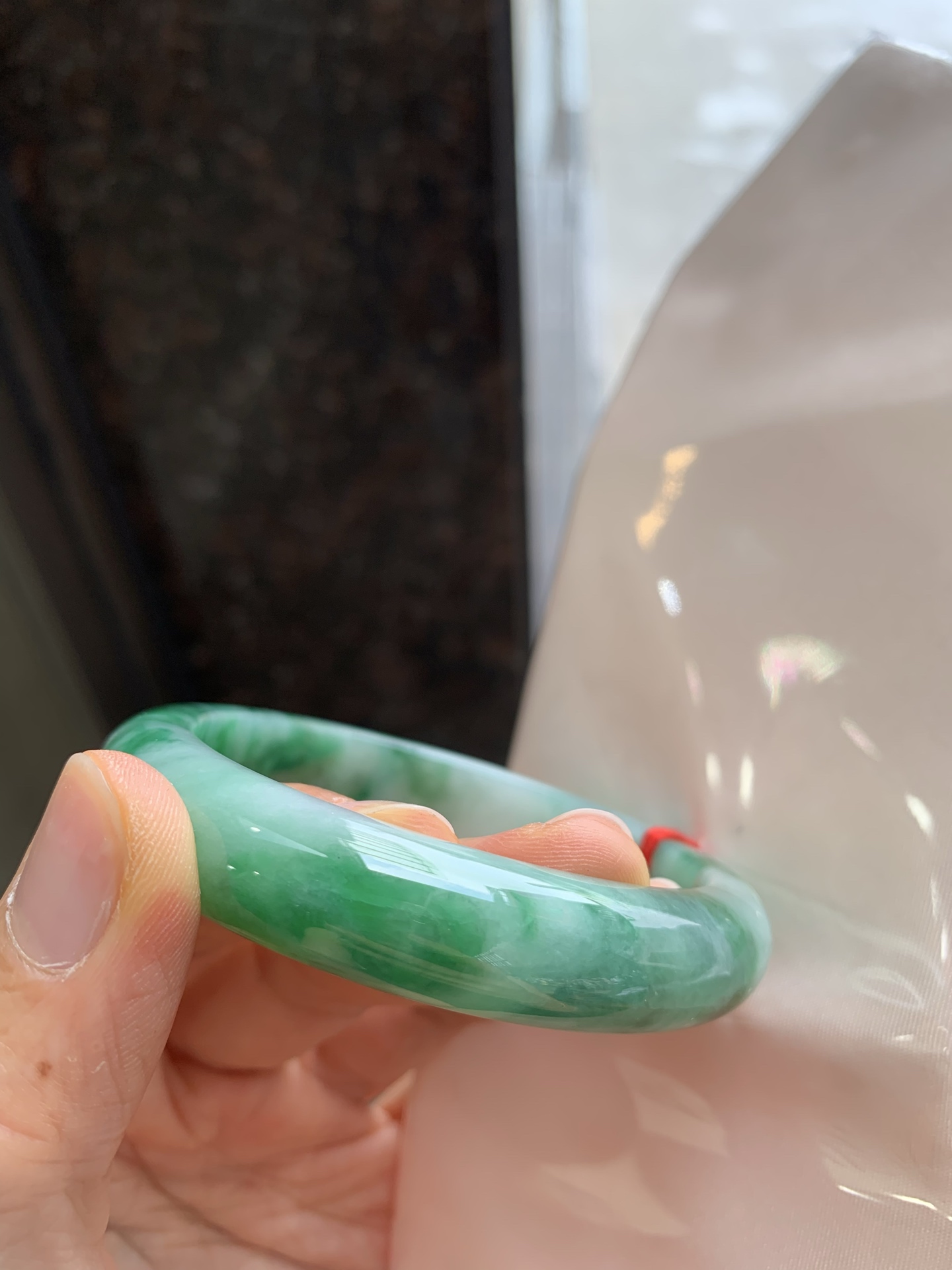 正圈飘绿，有纹、有裂，尺寸：59/12.7/8.1，大圈口