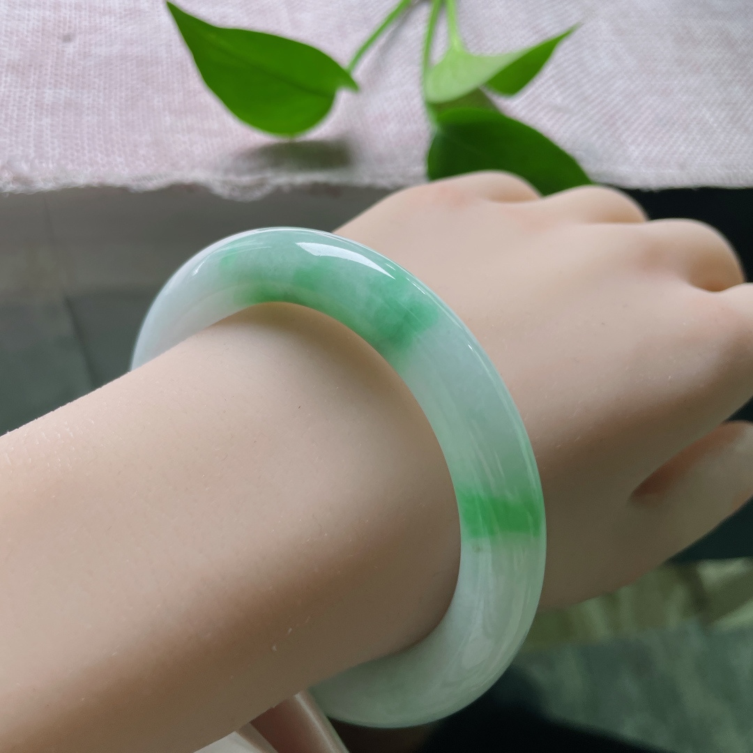 56.8/10.3，飘绿圆条，灵韵十足，腕间藏了一方会呼吸的翠色，有棉线，ss51849a