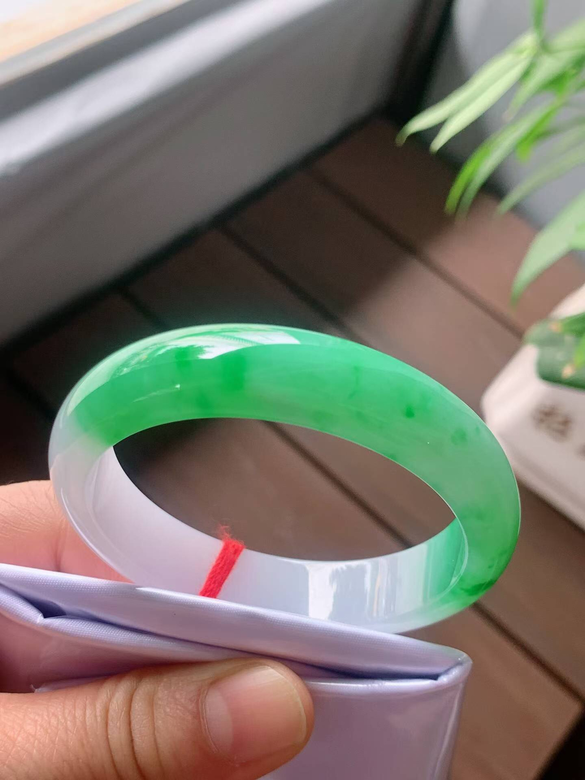 【翡翠名称】老种冰飘阳绿51.8正圈口手镯
【翡翠尺寸】51.8/12.4/6.8mm适合51-53正圈口佩戴
【翡翠描述】宝贝种老水足，玉质细腻，色泽靓丽，性价比高，佩戴效果好！
【其它赠送】权威证书/精美挂绳盒子/支持全国复检