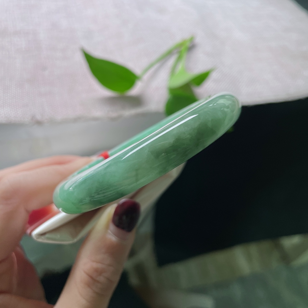 57/11.5/8.5，绿底正圈，水头好，洒乌鸡，佩戴贵气，充满生机和希望，有纹，ss50918a