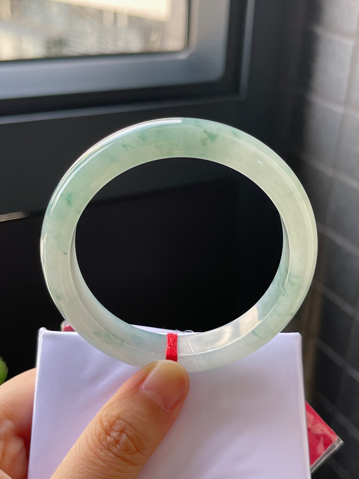 正圈55.8圈口，翡翠冰糯种飘绿手镯