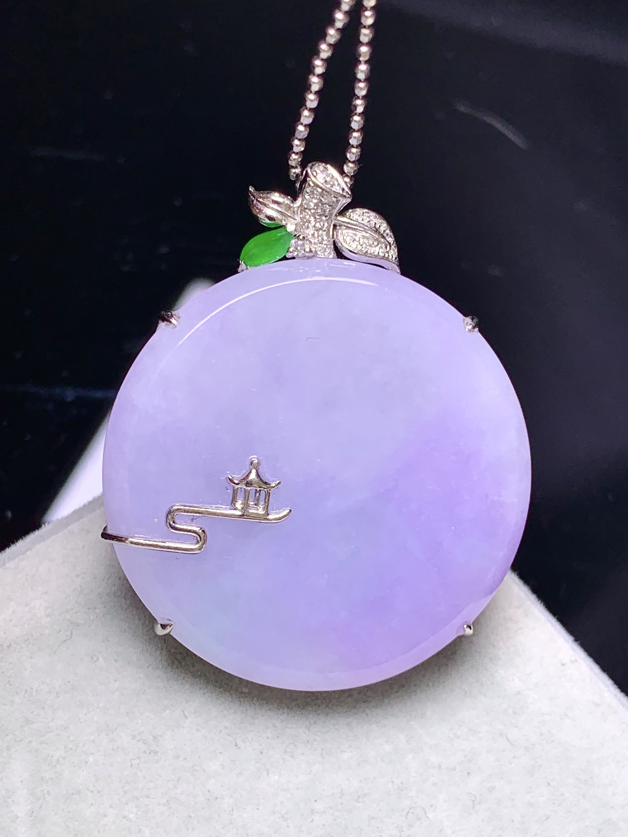18k金钻镶嵌紫罗兰圆牌吊坠 玉质细腻 色泽艳丽清新 水润亮眼 整体尺寸33.6*27.8*6.2b1
