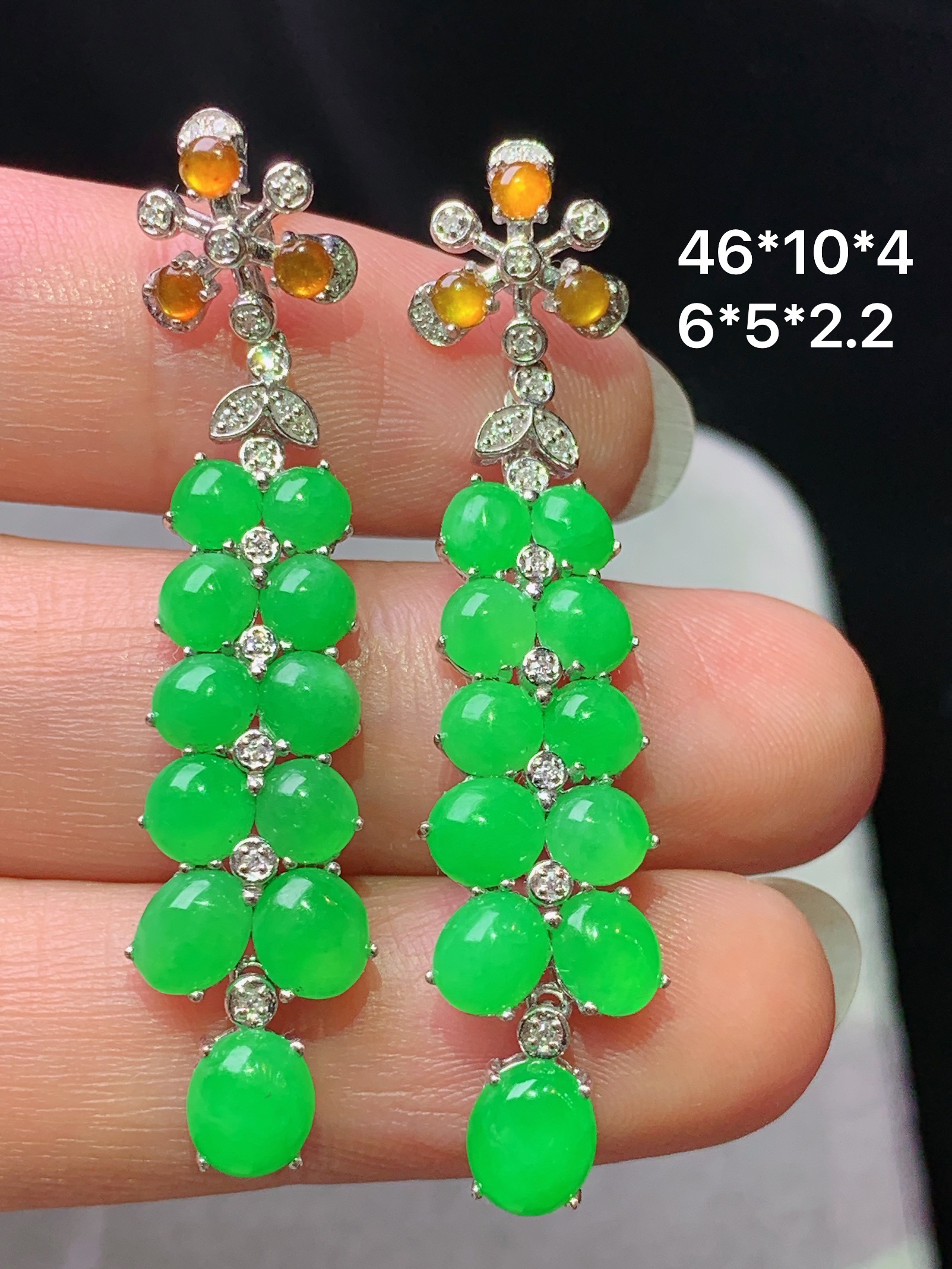 18k金钻镶嵌阳绿蛋面耳坠 玉质细腻 色泽艳丽清新 水润亮眼 整体尺寸46*10*4x2