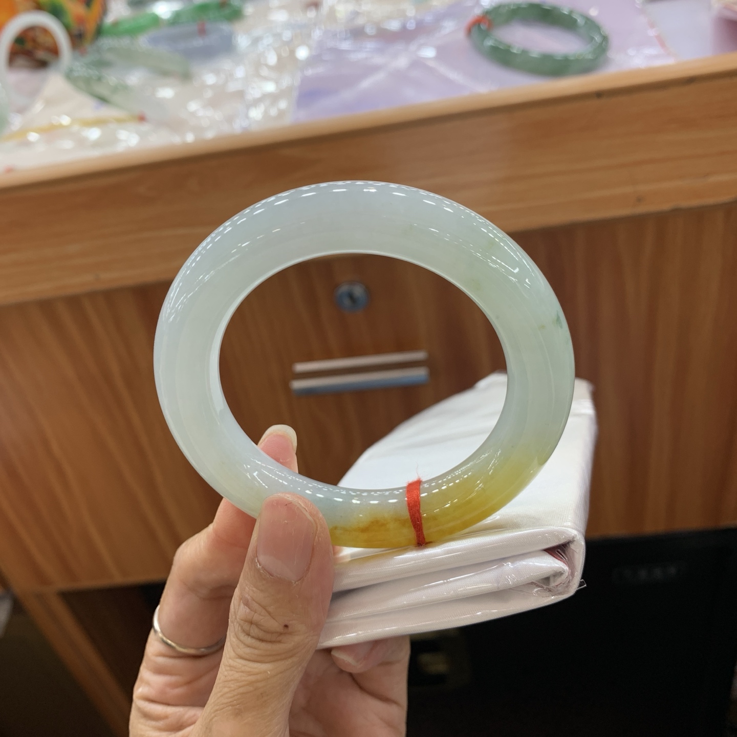 042725JM，飘黄翡圆条翡翠手镯，56.2-12.1