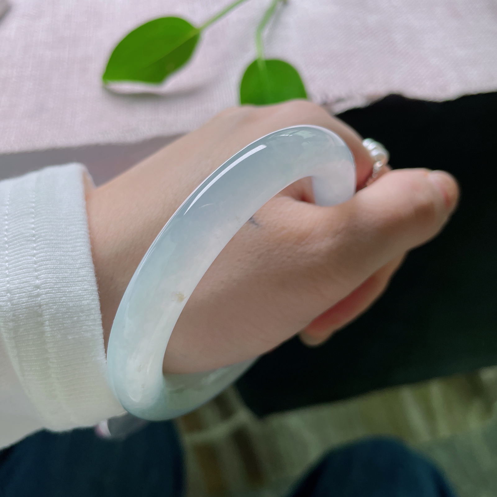 54.2/9.9，冰晴底圆条，不事张扬却自带风骨，于细节处彰显独特品味。洒金，ss50949a..