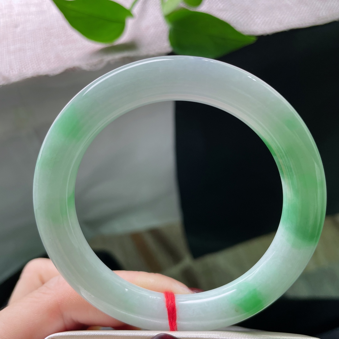 56.8/10.3，飘绿圆条，灵韵十足，腕间藏了一方会呼吸的翠色，有棉线，ss51849a