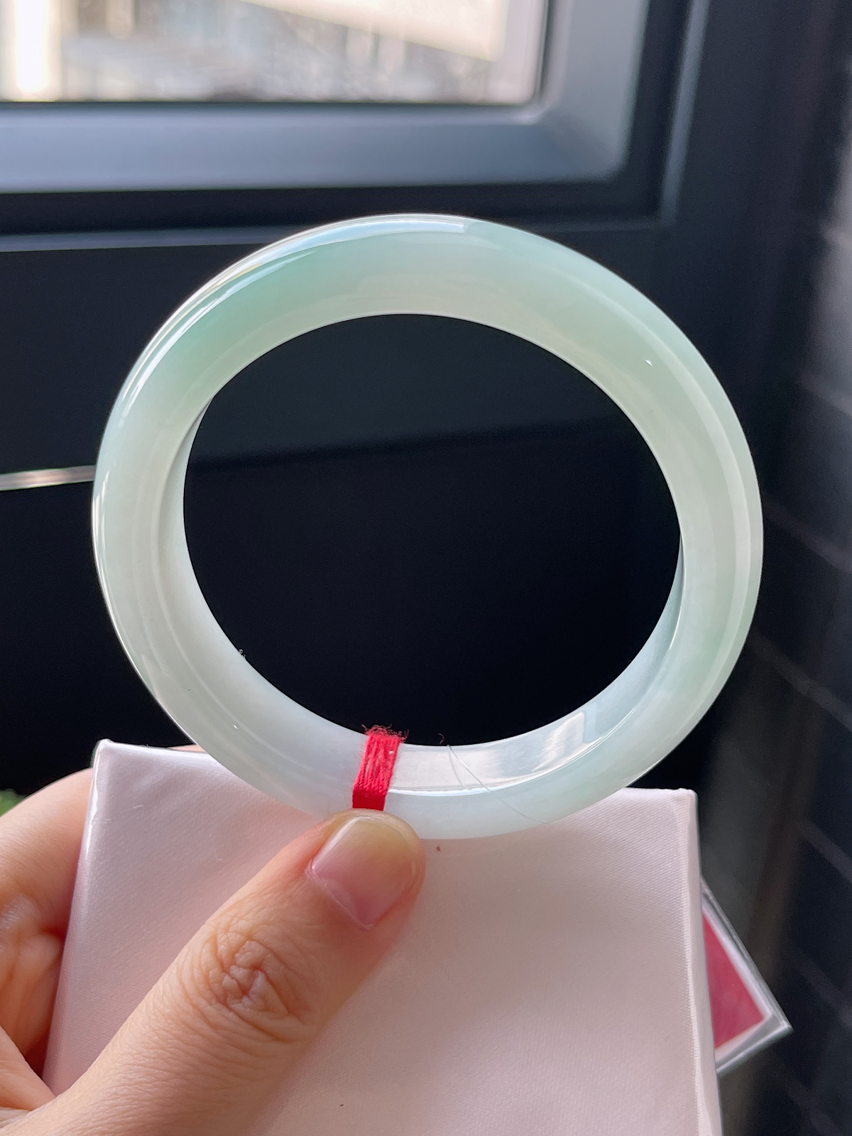 正圈57.6圈口，翡翠冰糯种淡绿色手镯