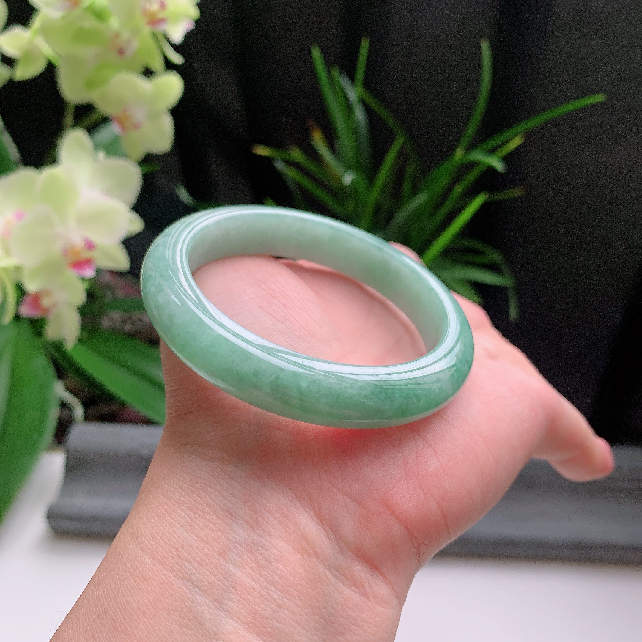 正圈54圈口，天然A货翡翠冰糯种水润飘绿玉手镯，水润秀丽，飘花灵动，种水十足，视觉甜美可人，恰到好处的美，十分高雅耐看，条形优美，上手优雅大方。52.47