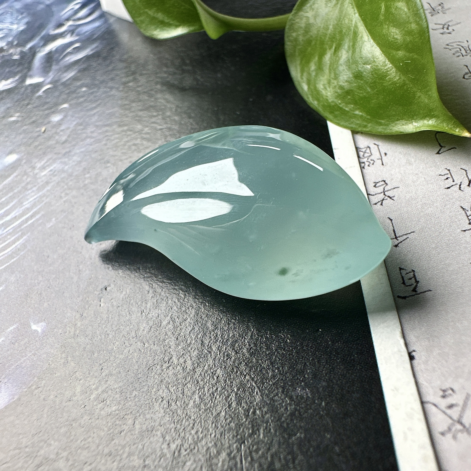 【冰种天空蓝随形吊坠】质地非常细腻干净，冰润十足，种老冰透，收藏品质。