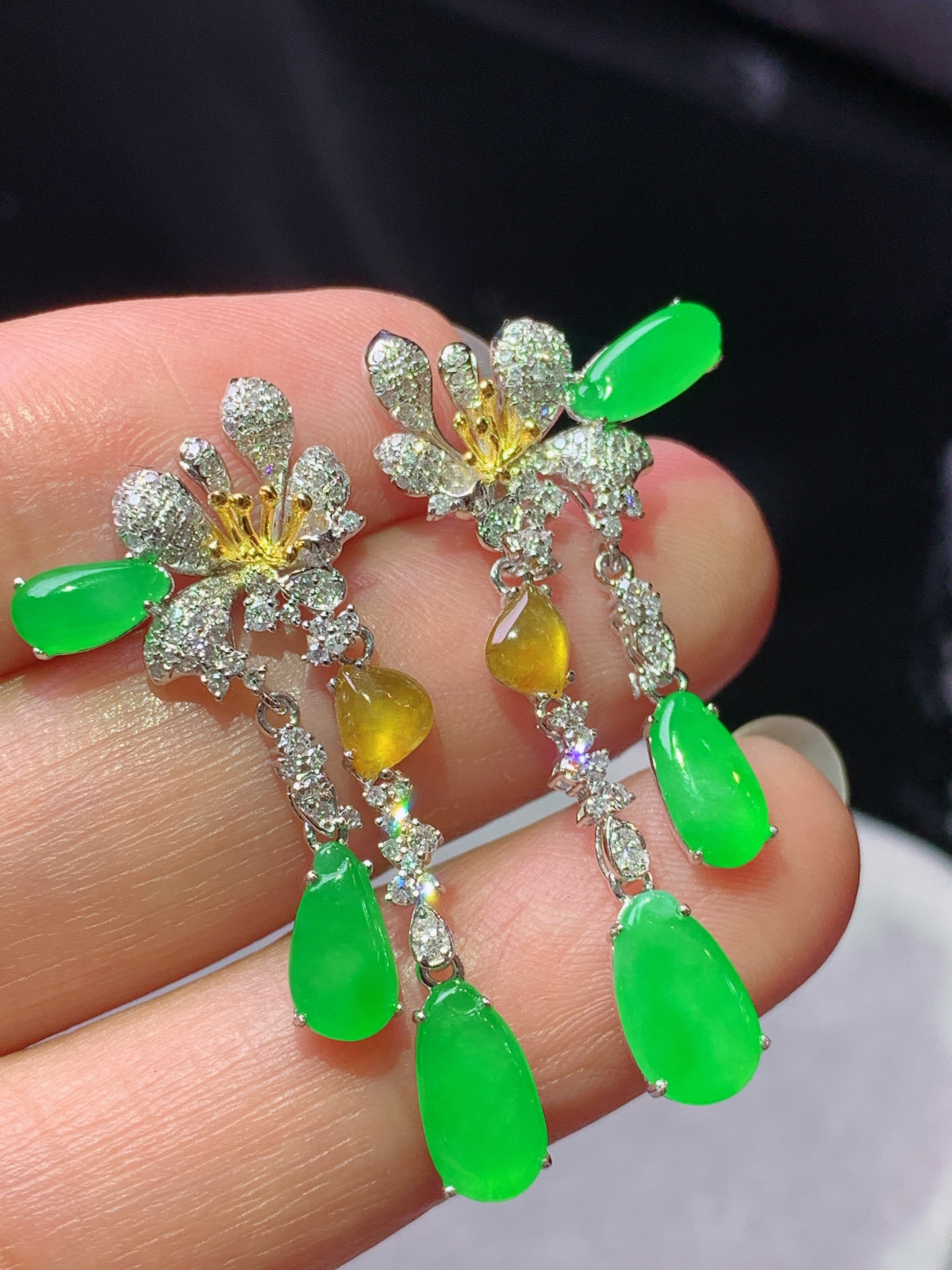 18k金钻镶嵌冰阳绿福瓜耳坠 玉质细腻 色泽艳丽清新 水润亮眼 整体尺寸34.5*14.2*3x2