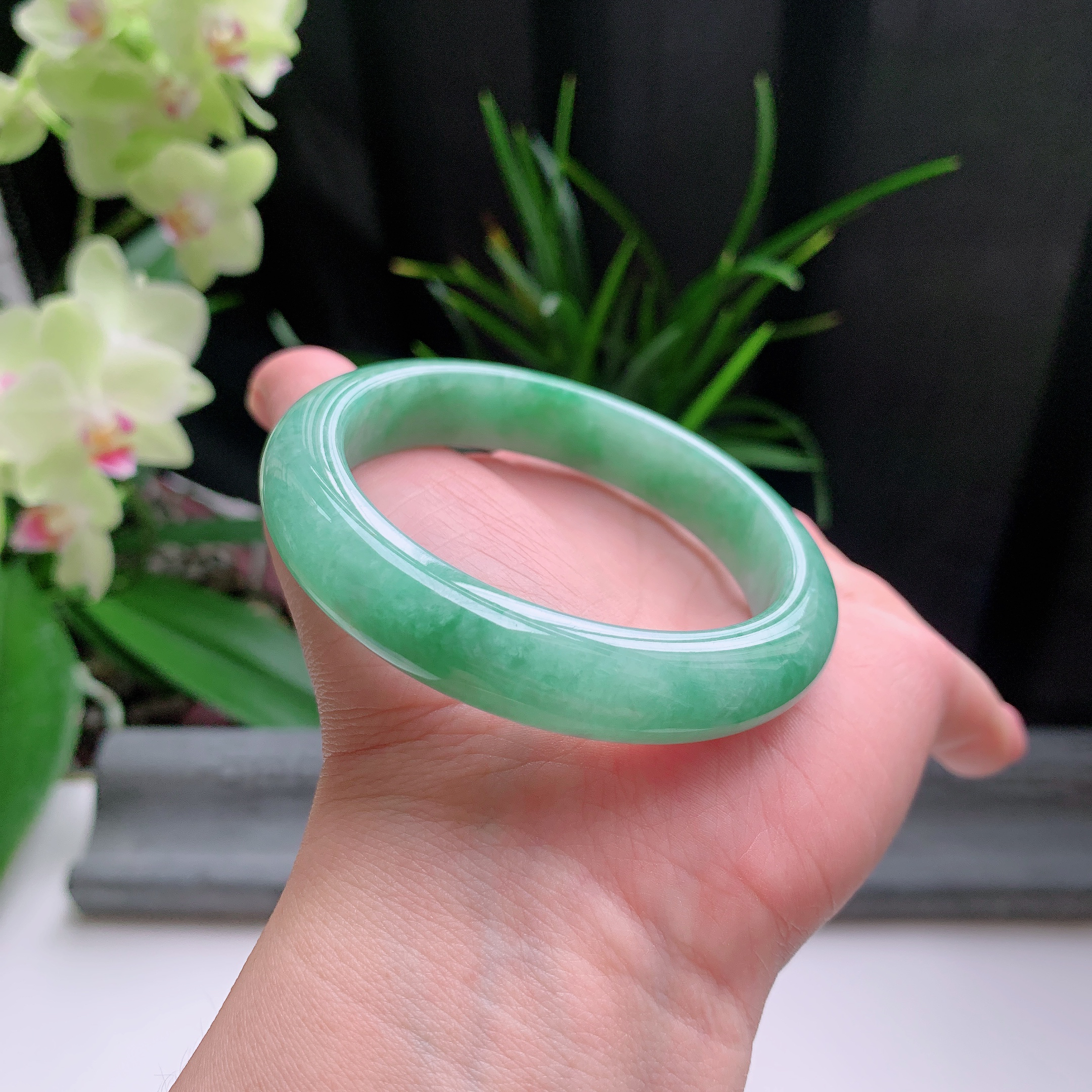 正圈55圈口，天然A货翡翠冰糯种水润飘绿玉手镯，水润秀丽，飘花灵动，种水十足，视觉甜美可人，恰到好处的美，十分高雅耐看，条形优美，上手优雅大方。57.13