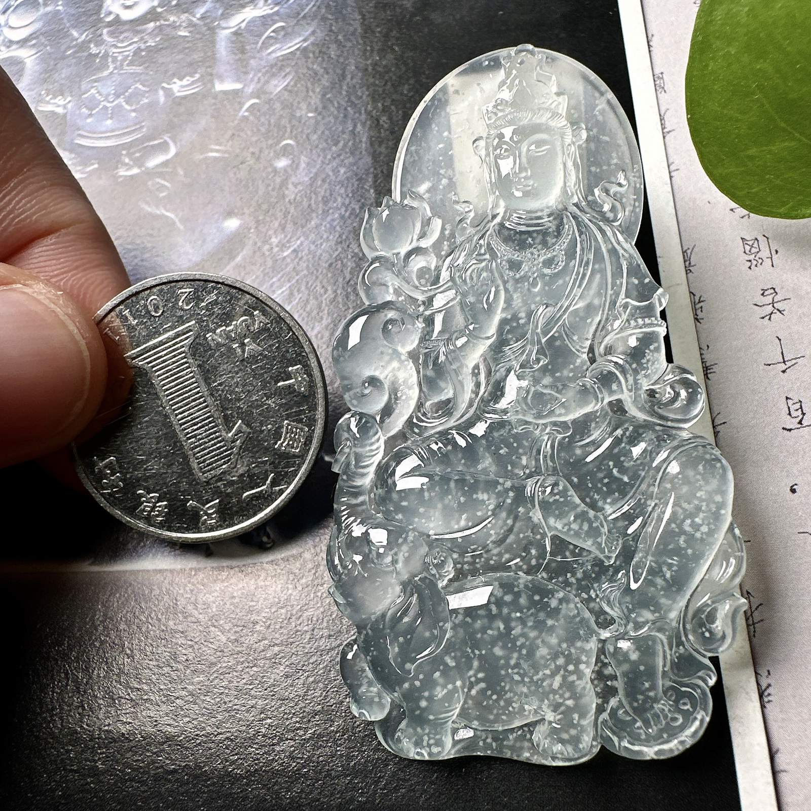 【玻璃种雪花棉普贤菩萨】木那老坑料，种老质地细腻，冰润纯净，光感好。雕工精美，是生肖龙、蛇的守护神