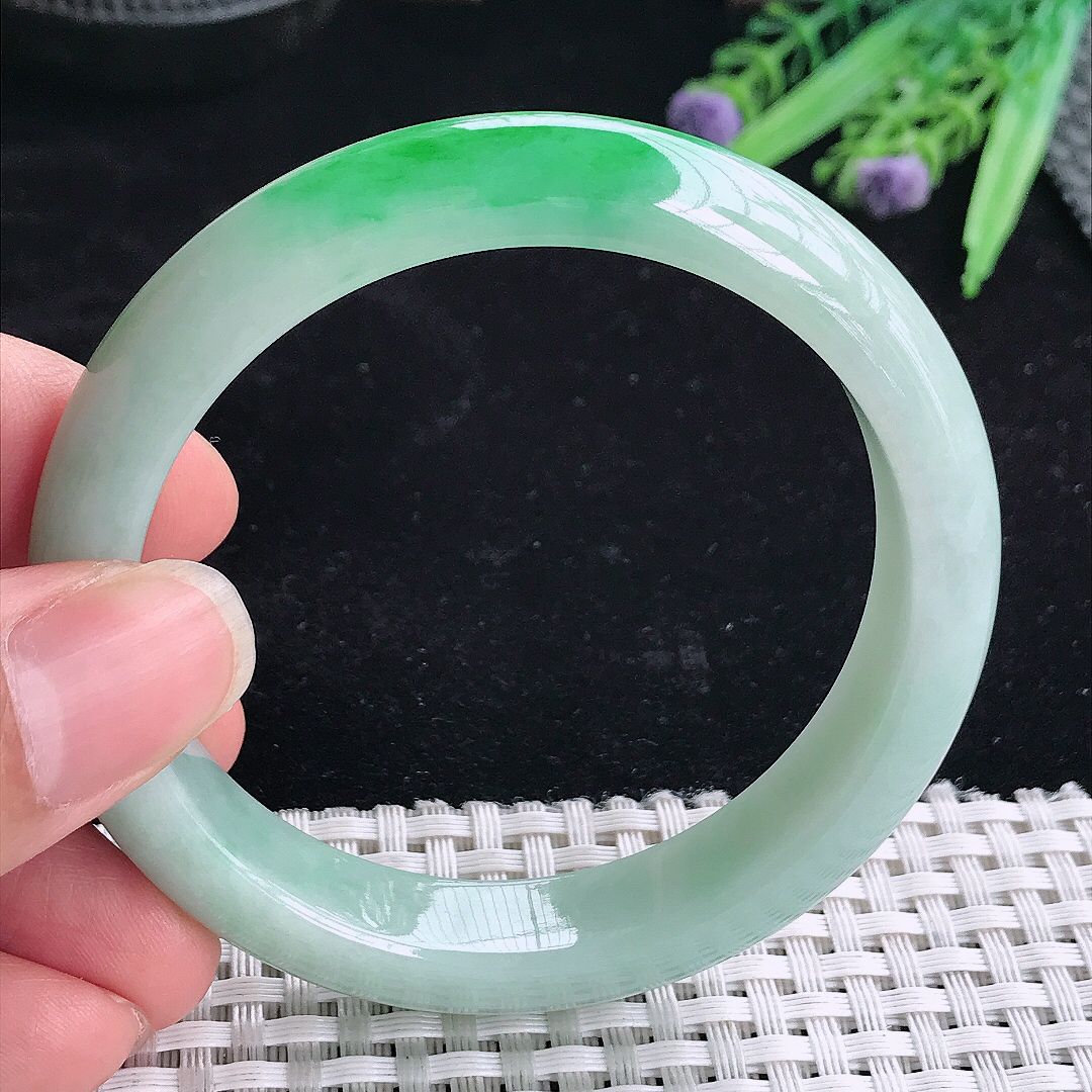 实拍A货翡翠56/12.1/8.1老坑精美辣绿飘阳绿手镯翡翠玉镯平安镯