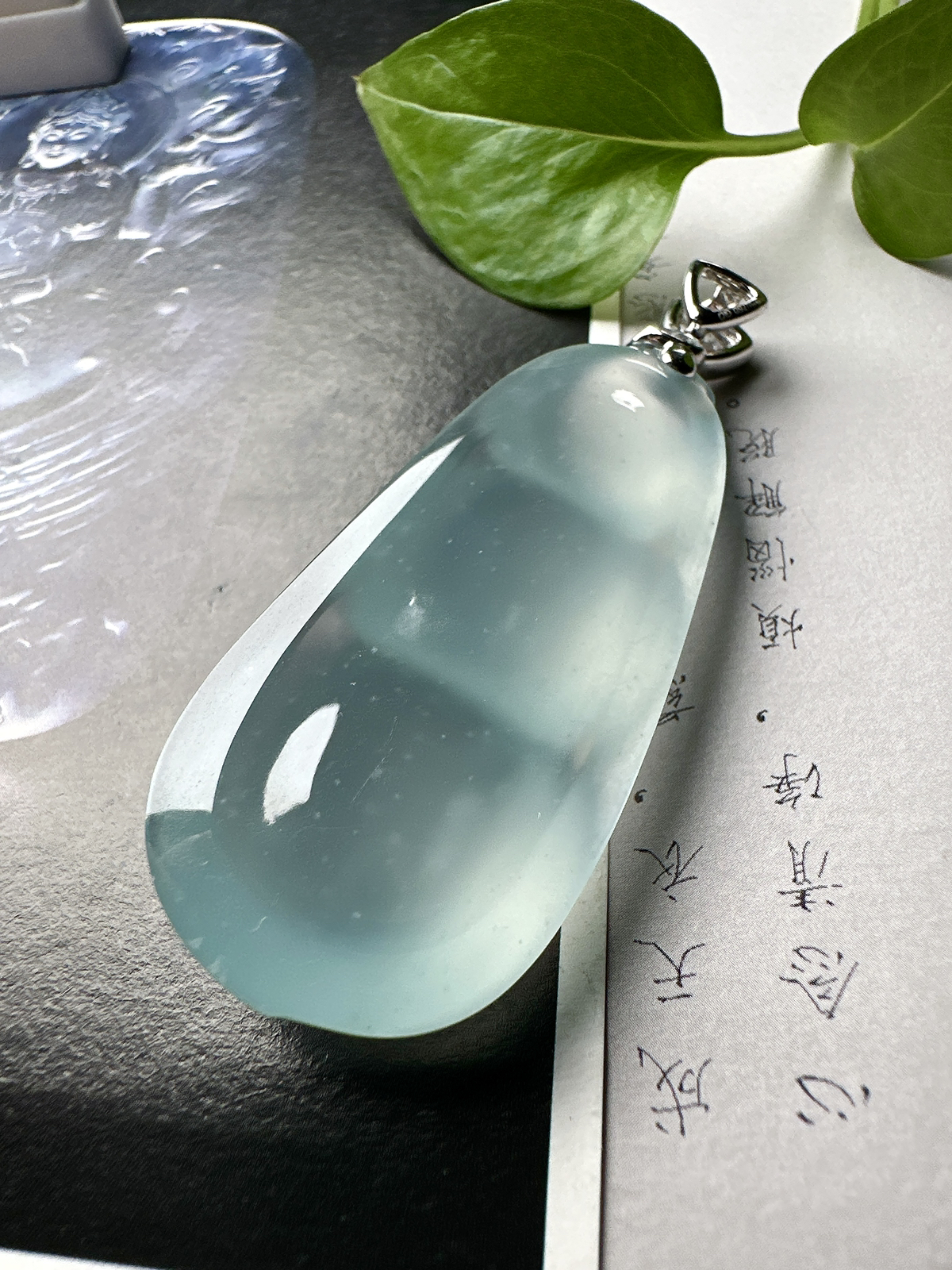 【冰种天空蓝福豆吊坠】种地上乘，冰感十足，通透起光，饱满圆润，收藏品质，18k金钻镶嵌，裸石尺寸53.2*23.5*10.1毫米