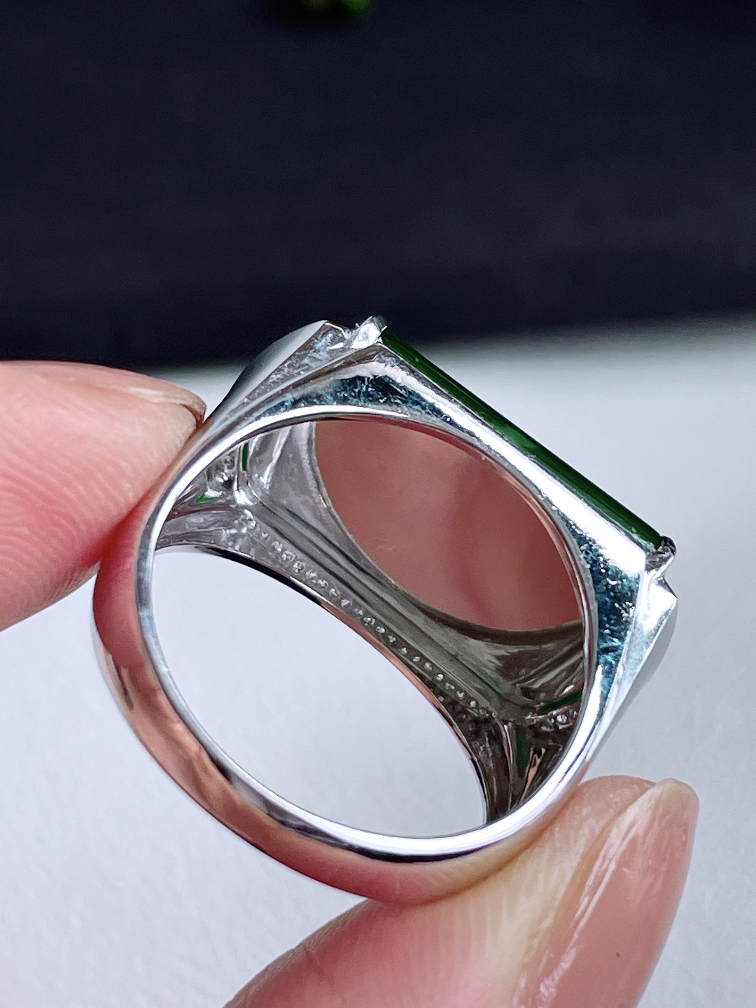 冰辣绿马鞍戒指，18k金镶嵌，无裂，性比高，20.8/11.5/2.8，20.5号，6.3克