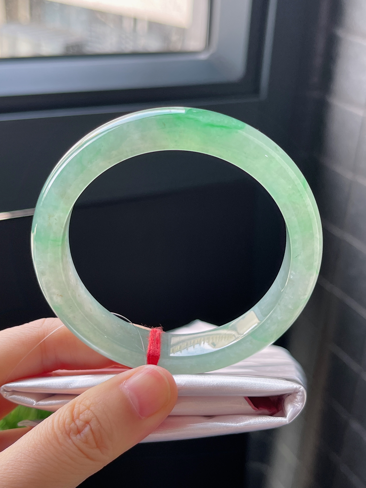 正圈56.8圈口，翡翠冰糯种淡绿色手镯