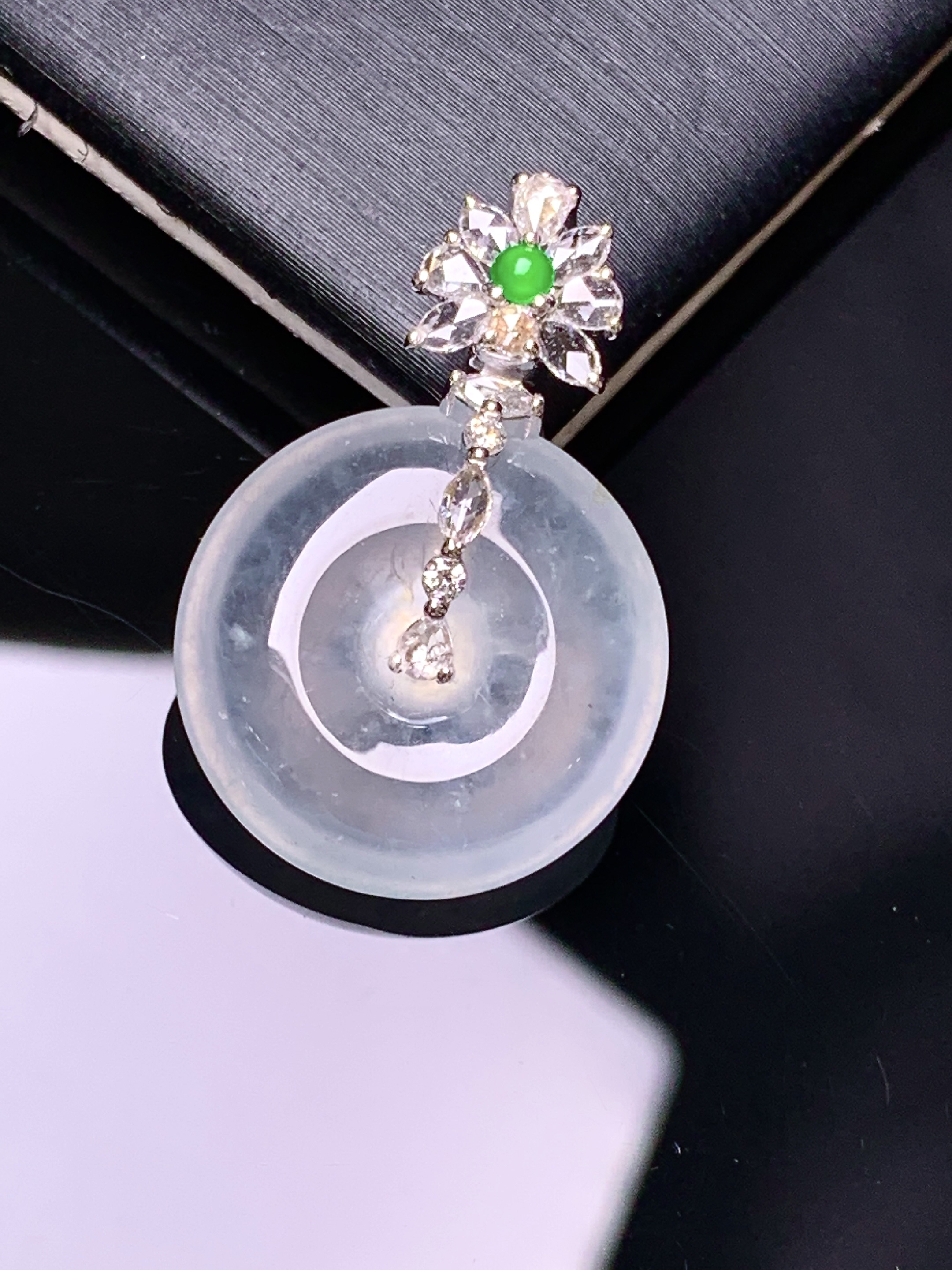 18k金钻镶嵌冰种平安扣吊坠 玉质细腻 色泽艳丽清新 水润亮眼 整体尺寸25.3*17*5.5b12