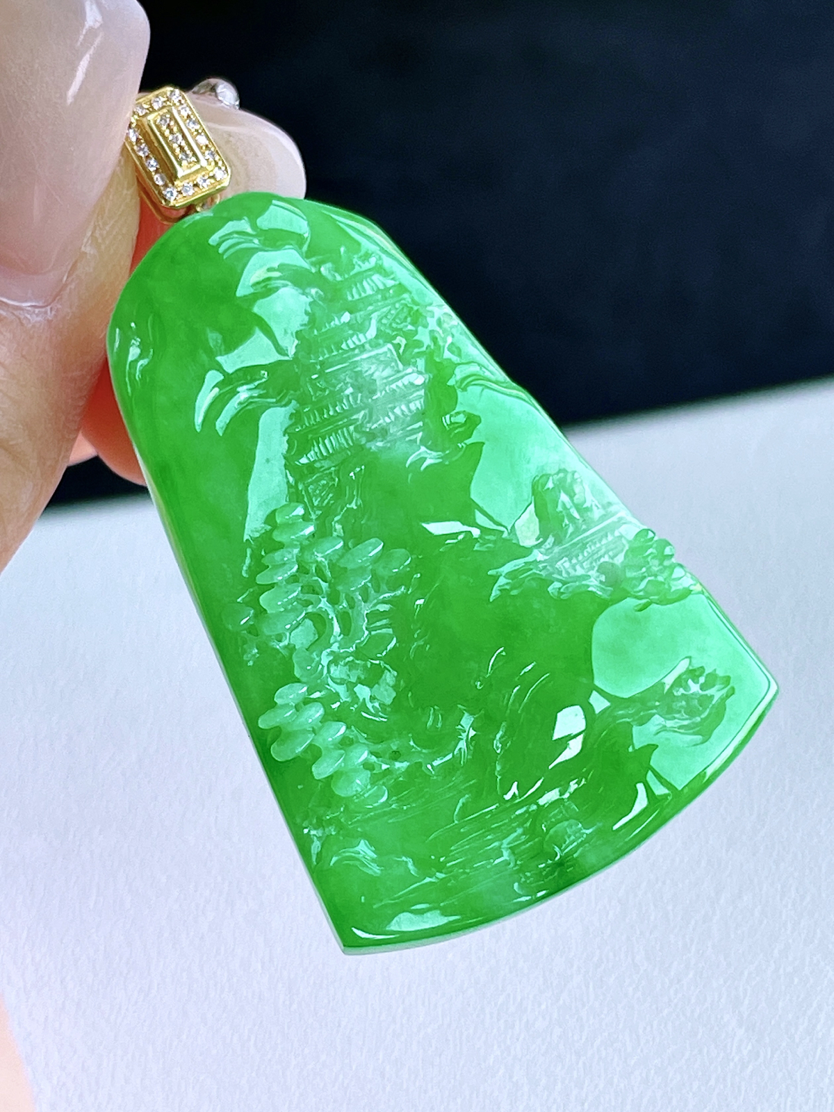 【镶嵌】冰阳绿山水牌大山水牌吊坠  
【说明】缅料 18k金镶嵌 性价比高  
【整体】56.3
【