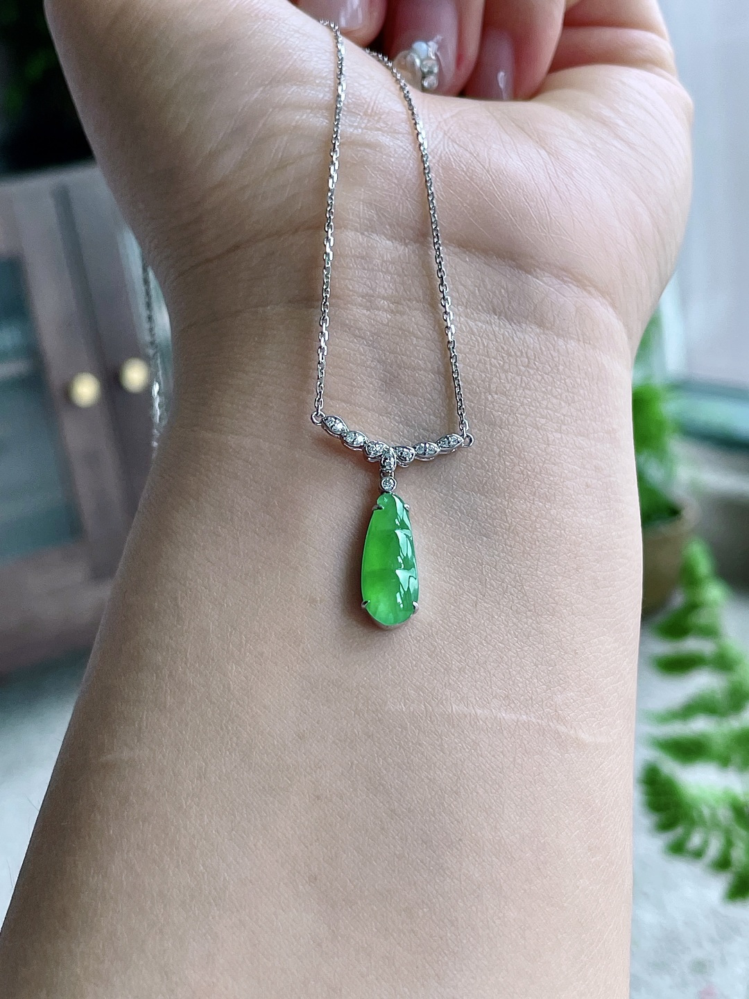 冰阳绿豆子阳绿福豆项链，18k金镶嵌，无裂，性比高，色彩浓郁，15.7/7.2/1，3克