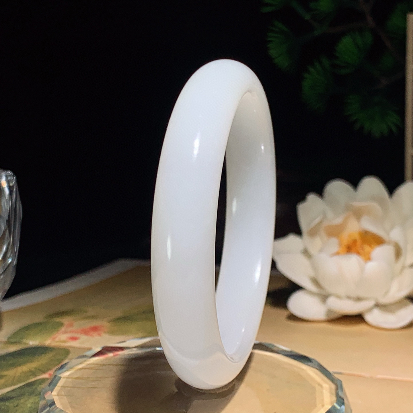 和田玉56.5圈口羊脂白手镯 ，细腻油润。手推出油。佩戴高端典雅。