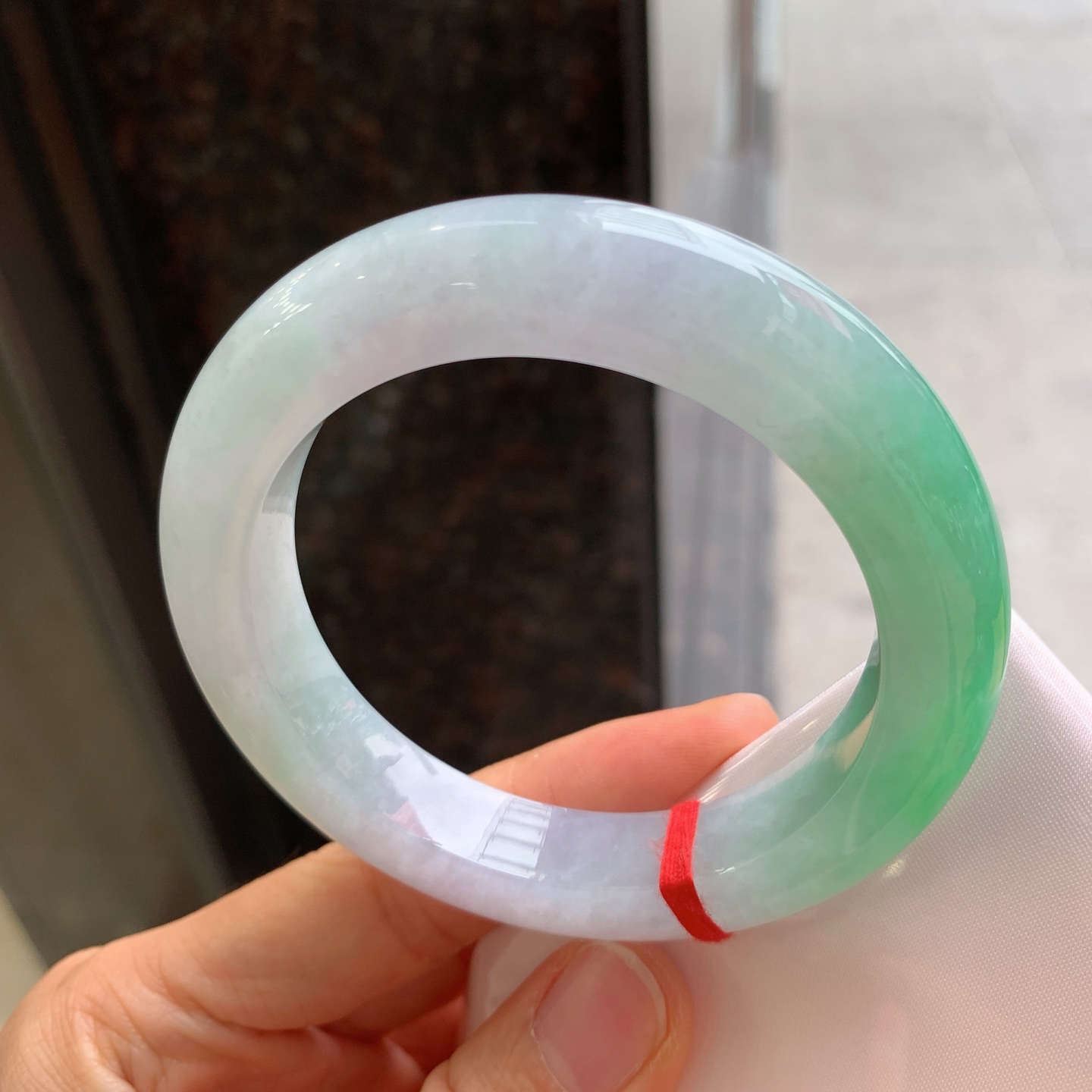 正圈飘绿，有纹，尺寸：57/11.8/11，色阳绿