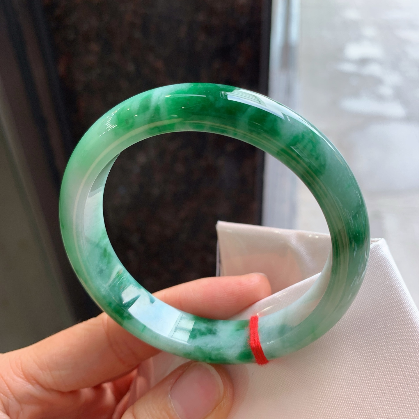 正圈飘绿，有纹、有裂，尺寸：59/12.7/8.1，大圈口