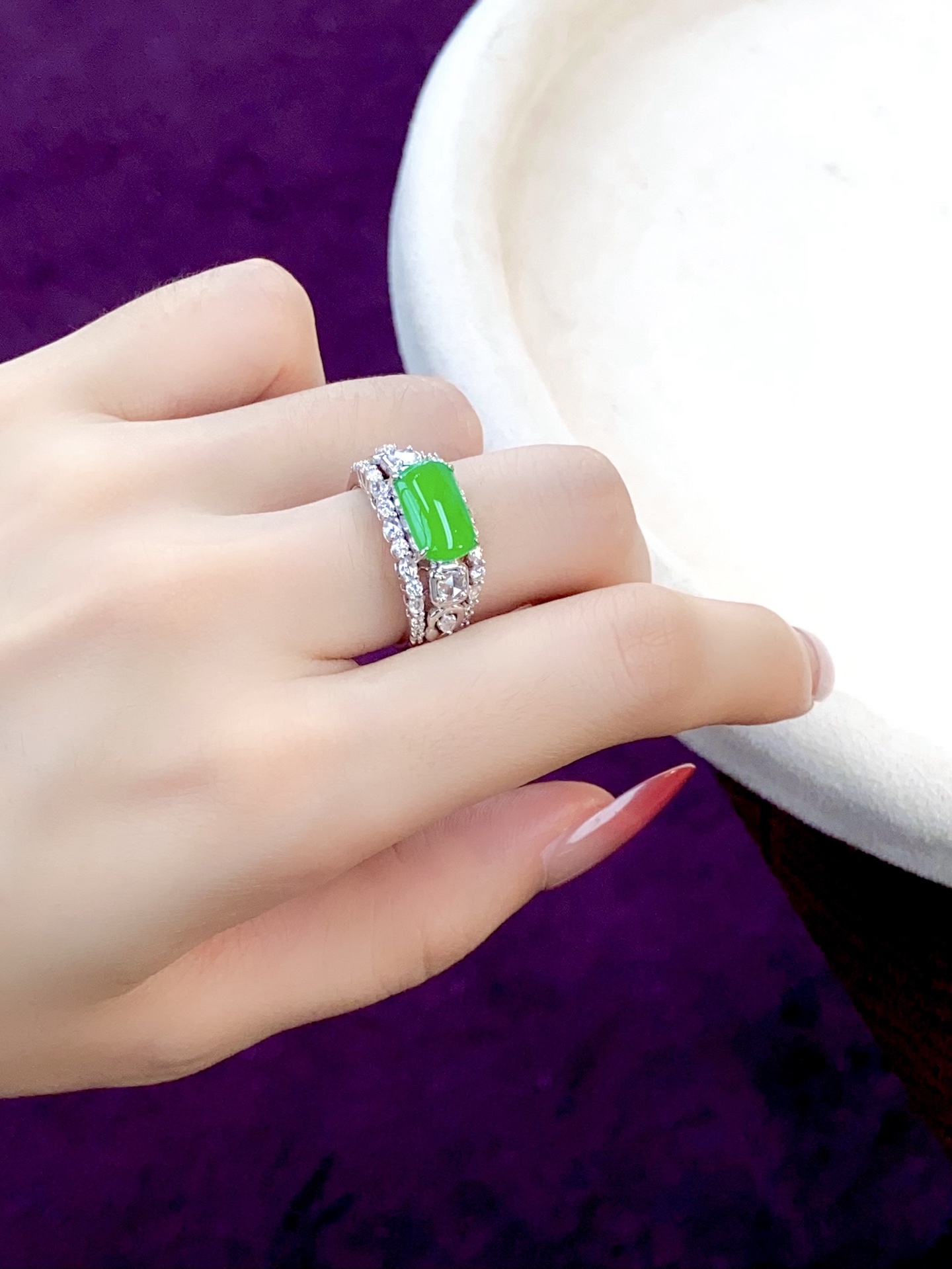 ️高冰种阳绿马鞍戒指，品质无可挑剔，好戴实力派，矜贵优雅，戴中指又酷又美，裸石：11.3/6.9/