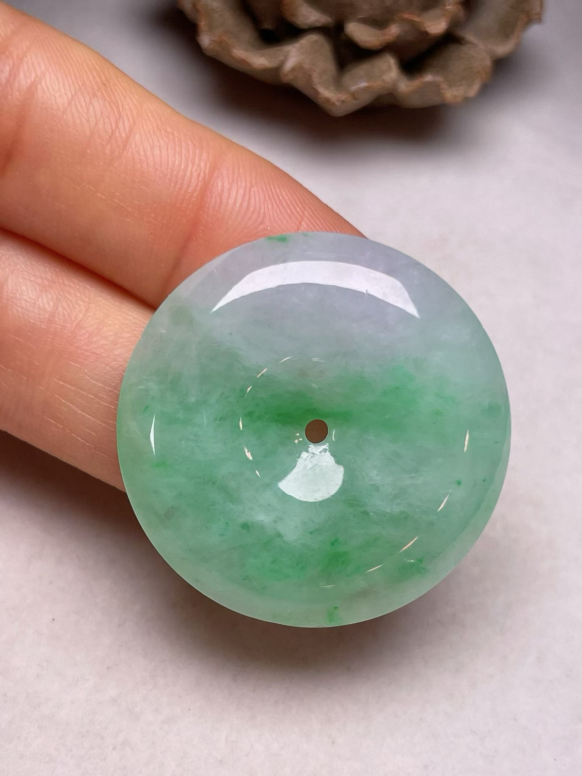 冰糯种飘绿【平安扣】吊坠、种水好，玉质细腻 ，卖相好.