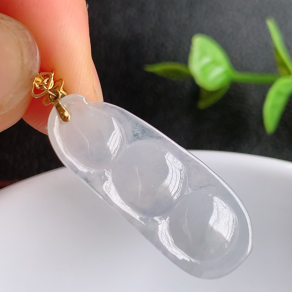 18k金扣冰润福豆翡翠挂件，老种飘花  冰清玉洁  胶感十足  寓意“四季平安，福气满满”颜色鲜艳，清新自然，饱满通透   W03.27  尺寸：30.3-11.8-3.8mm